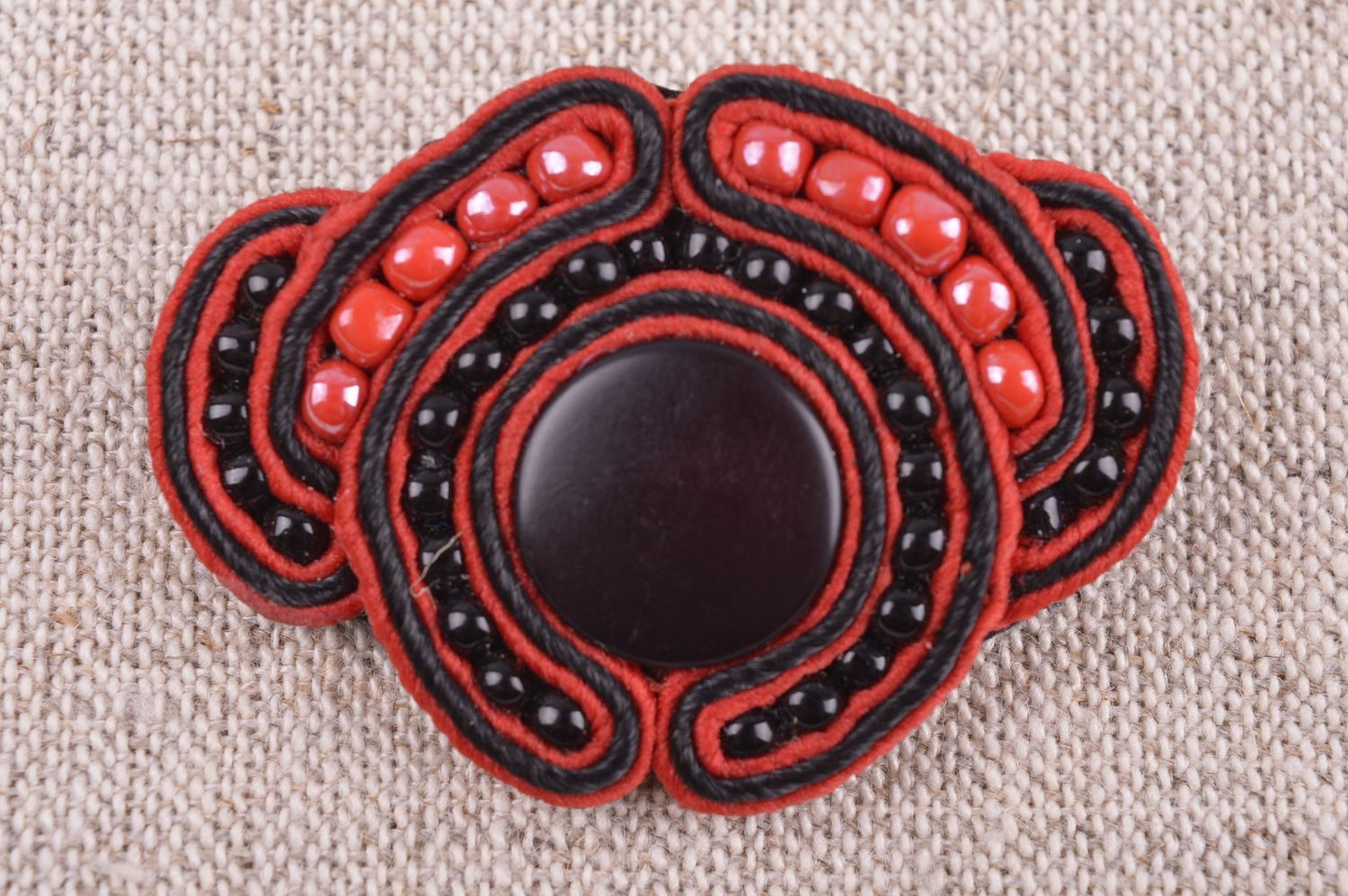 Broche textile Bijou soutache fait main noir et rouge Accessoire femme photo 1