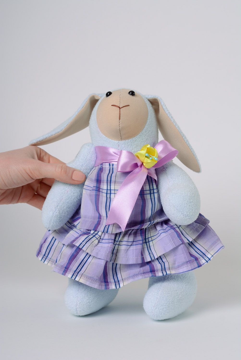 Interieur Spielzeug Kuscheltier Schaf im Kleid violett aus Trikotage handmade  foto 1