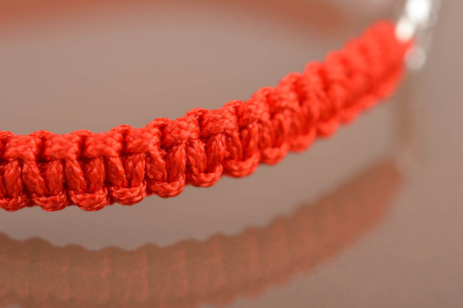 Dünnes rotes modisches Textil Armband handmade mit Unendlichkeitszeichen foto 4