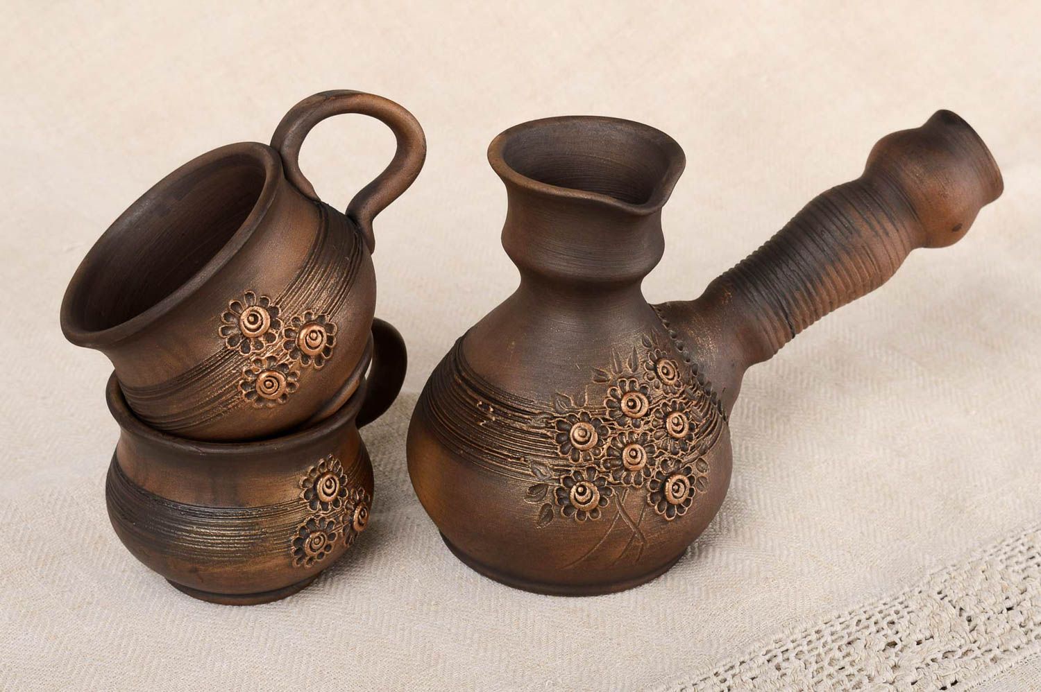 Cafetera turca y tazas de café vajilla de barro hecha a mano utensilio de cocina foto 1