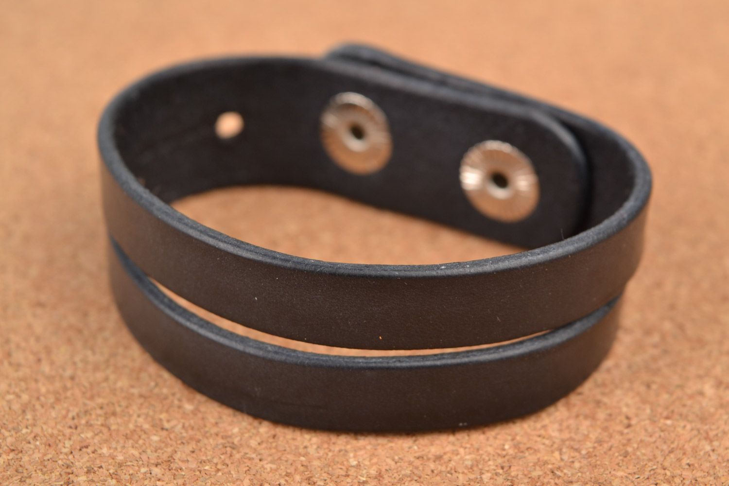 Bracelet en cuir large noir incisé fait main unisexe avec bouton-pression  photo 1