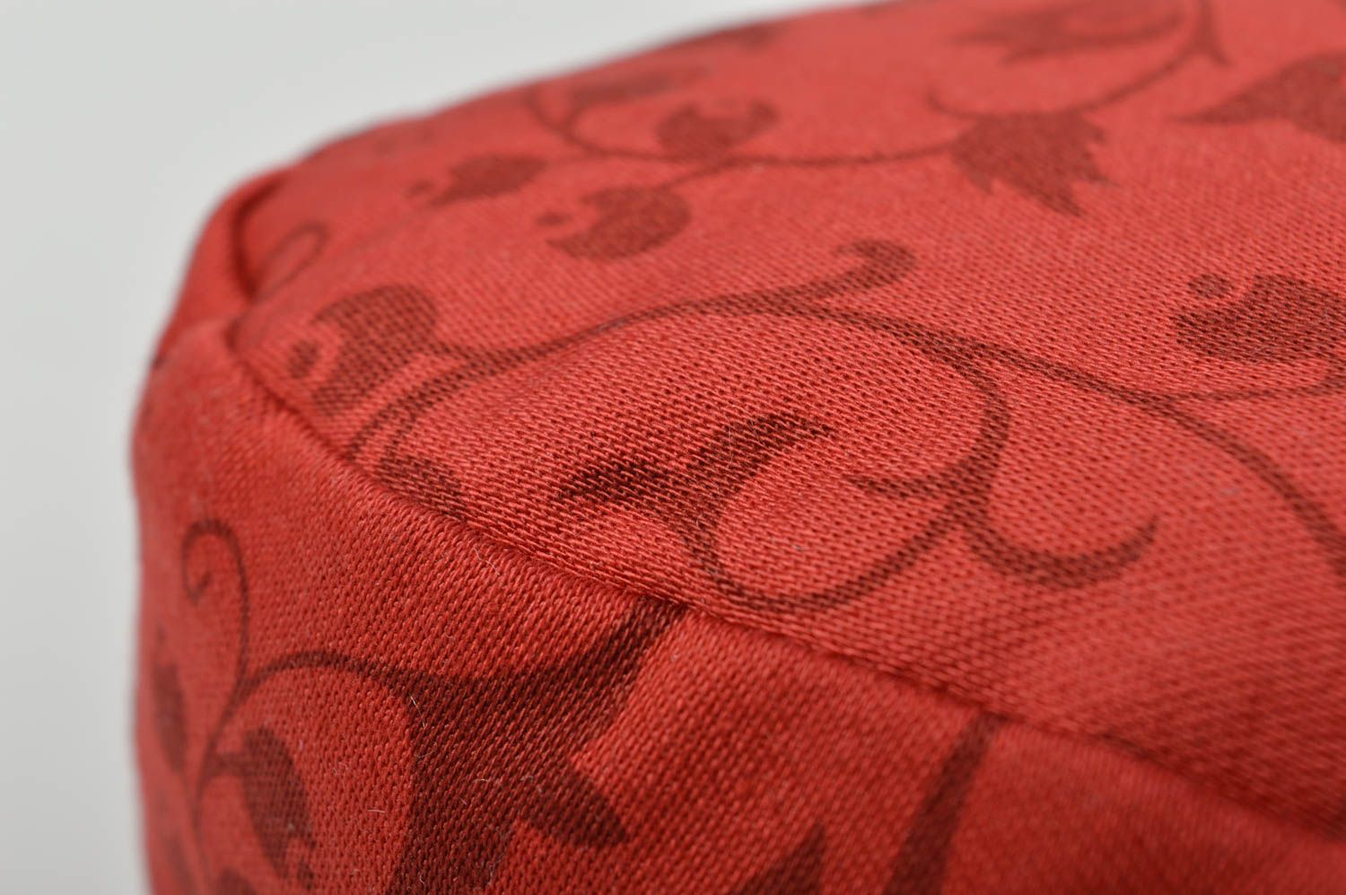 Coussin design fait main Lettre en tissu rouge à fleurs Déco maison originale photo 5