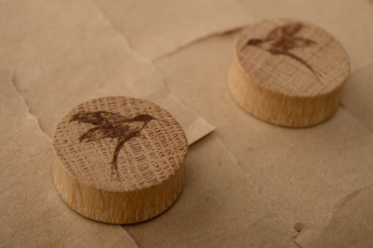 Tapones para orejas de madera con grabado con forma de pájaros  foto 1