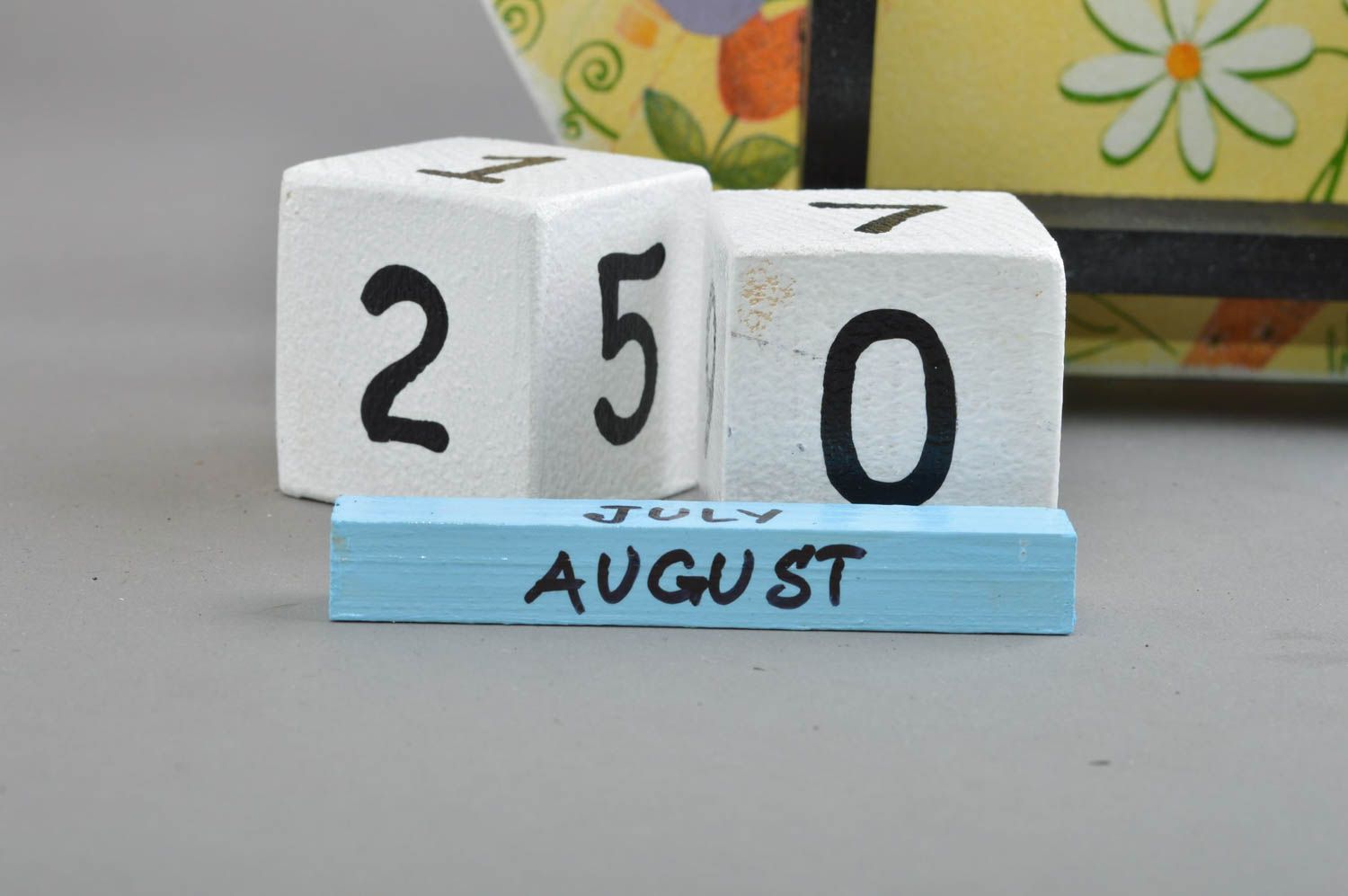 Детский календарь в виде барашка из фанеры декупаж с ромашками ручной работы фото 4