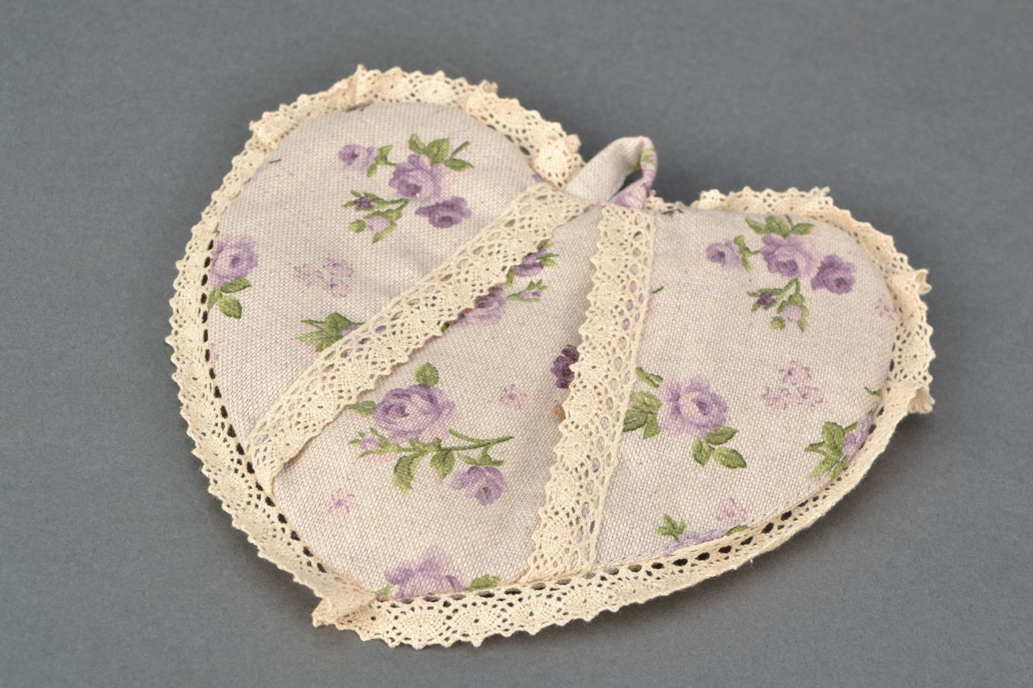 Manique coeur en coton et polyamide décorée de dentelle et motifs faite main photo 3
