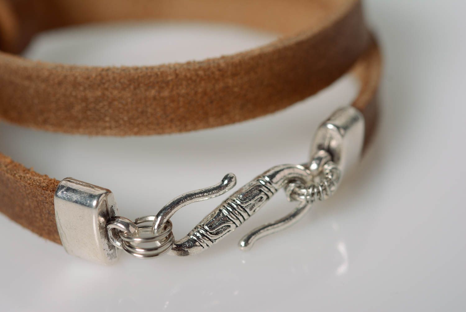 Bracelet fait main réalisé de cuir naturel marron avec pendeloque métallique photo 4