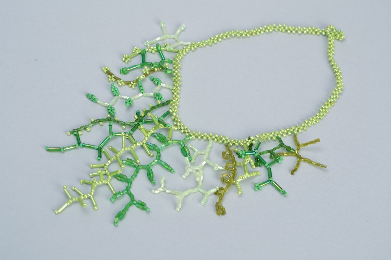 Ожерелье из бисера зеленое фото 4