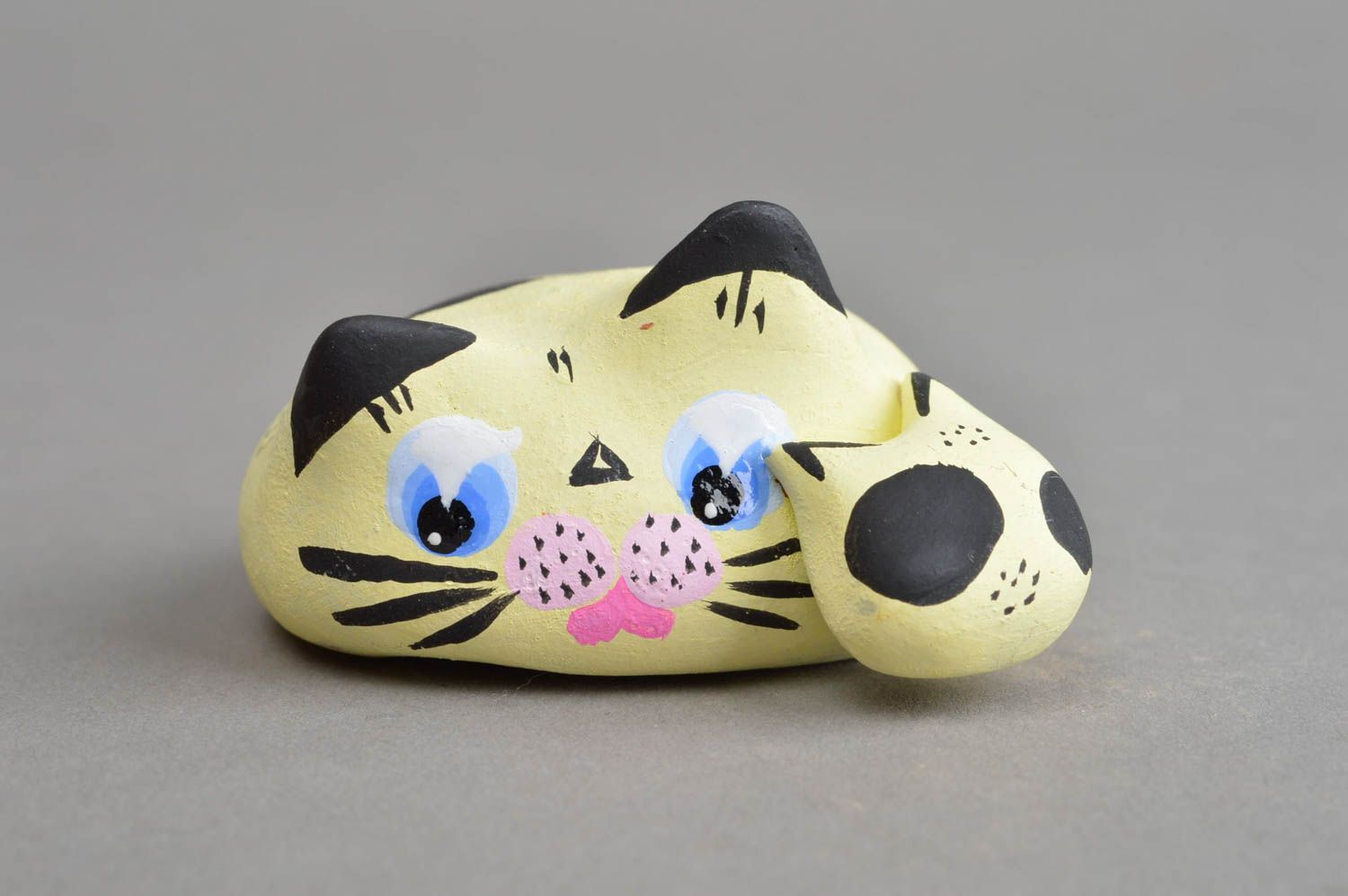 Керамическая статуэтка ручной работы из глины мама кошка и котенок желтая фото 2