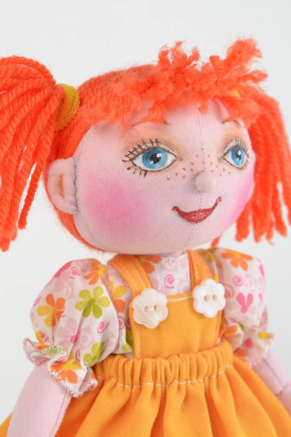 Rothaarige künstlerische Puppe aus Textil für Interieur und Kinder handgefertigt foto 4