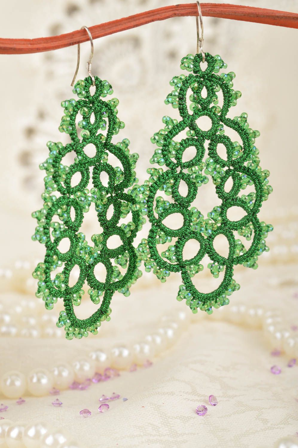 Boucles d'oreilles vertes pendantes fils de satin perles de rocaille faites main photo 1