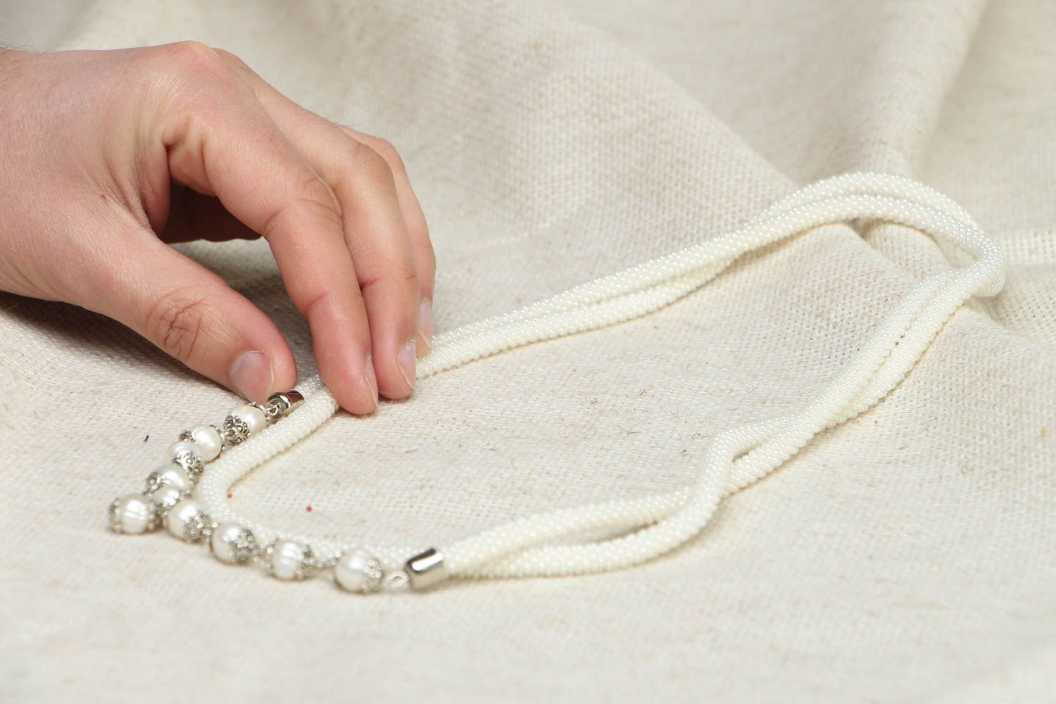 Weißes Collier aus Perlen und Glasperlen foto 4