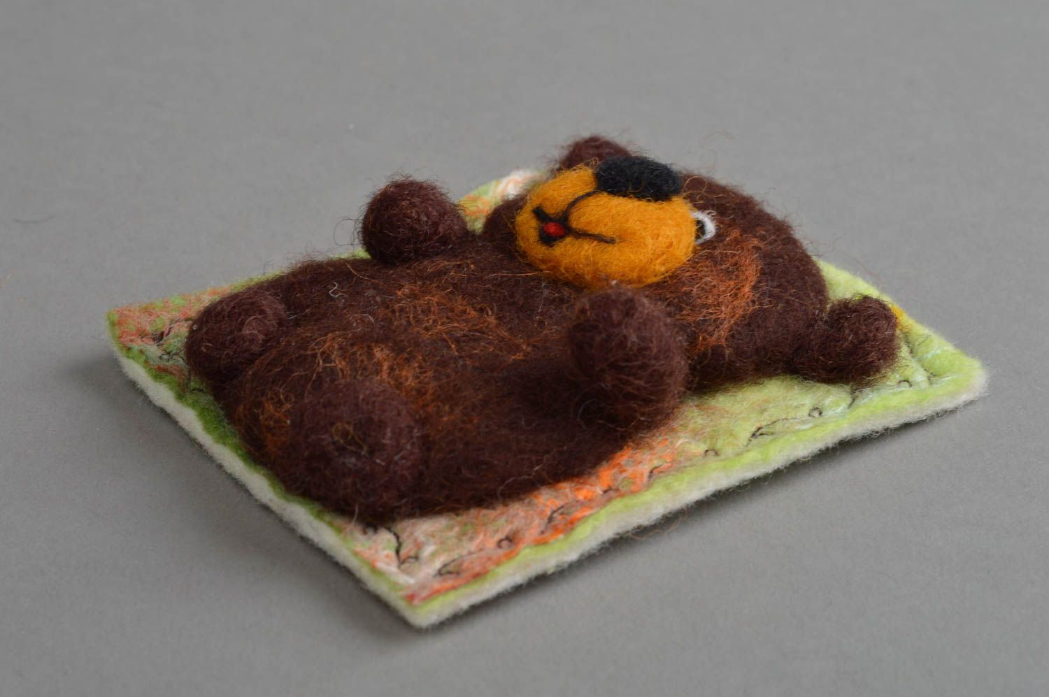 Aimant frigo ours brun fait main en laine naturelle feutrée rectangulaire photo 2