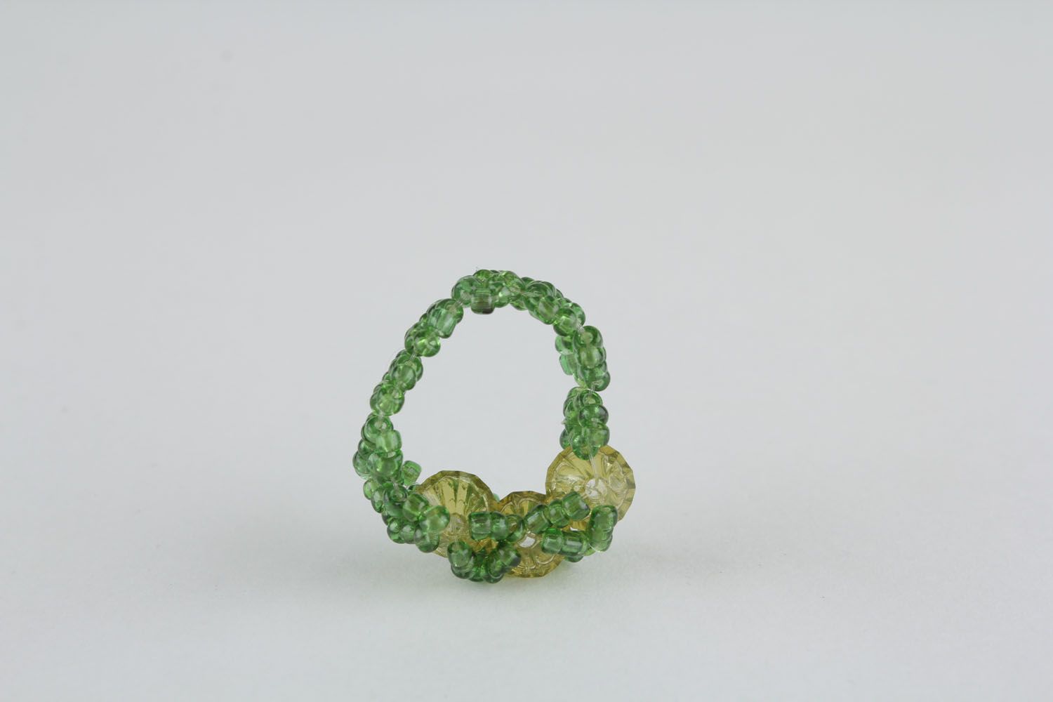 Зеленое кольцо из бисера фото 2