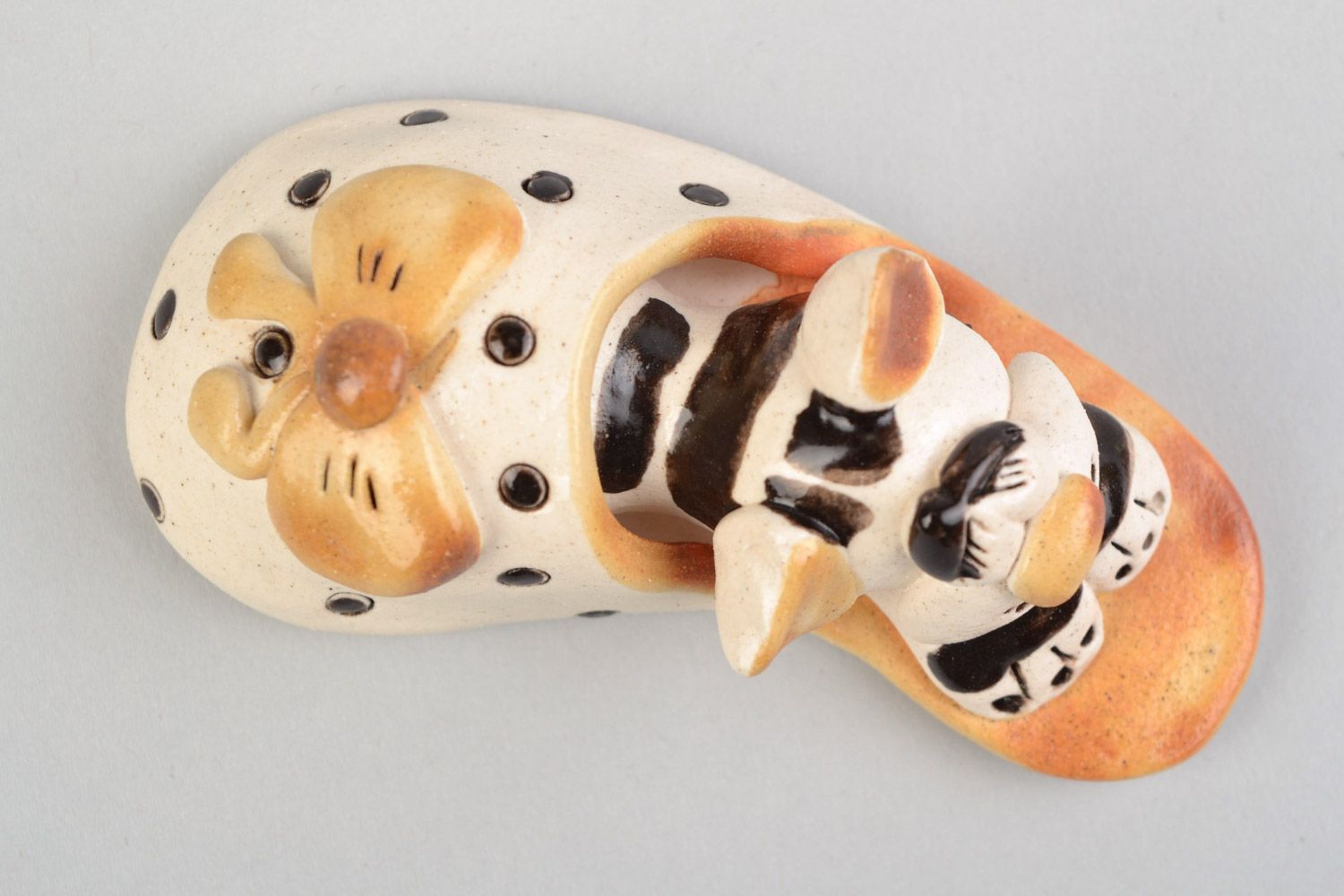 Figurine en argile faite main peinte originale décorative chat dans pantoufle photo 3