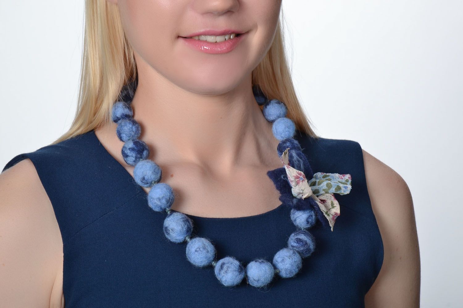 Blue beaded necklace photo 2
