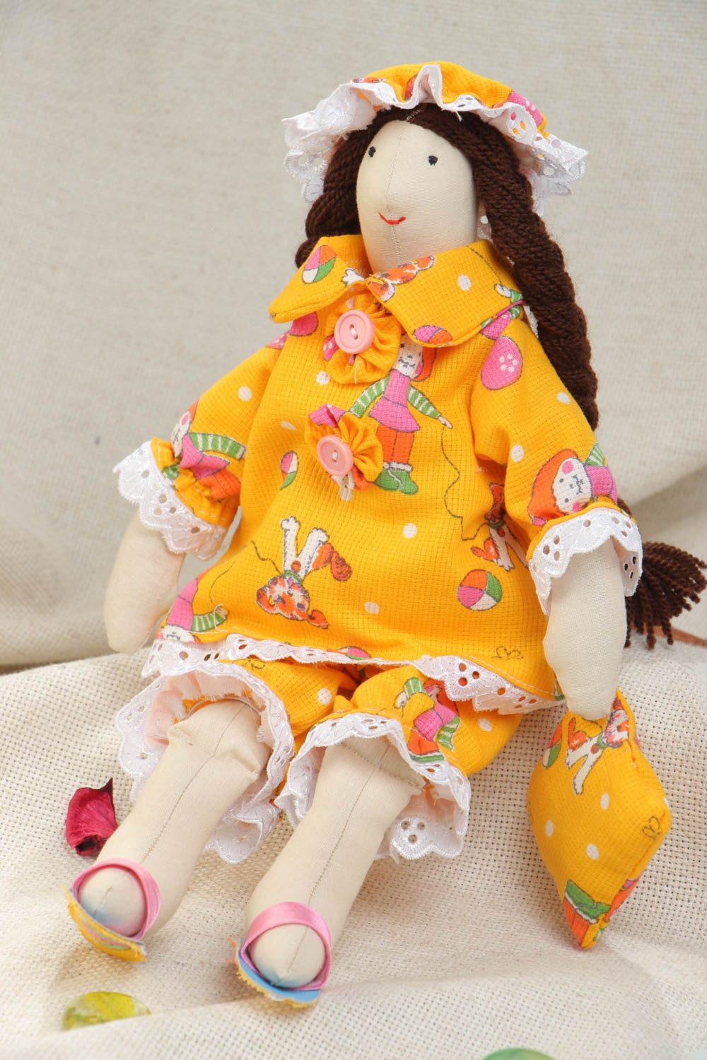 Künstlerische Puppe aus Textil in gelber Kleidung und mit langen Zöpfen handmade foto 1