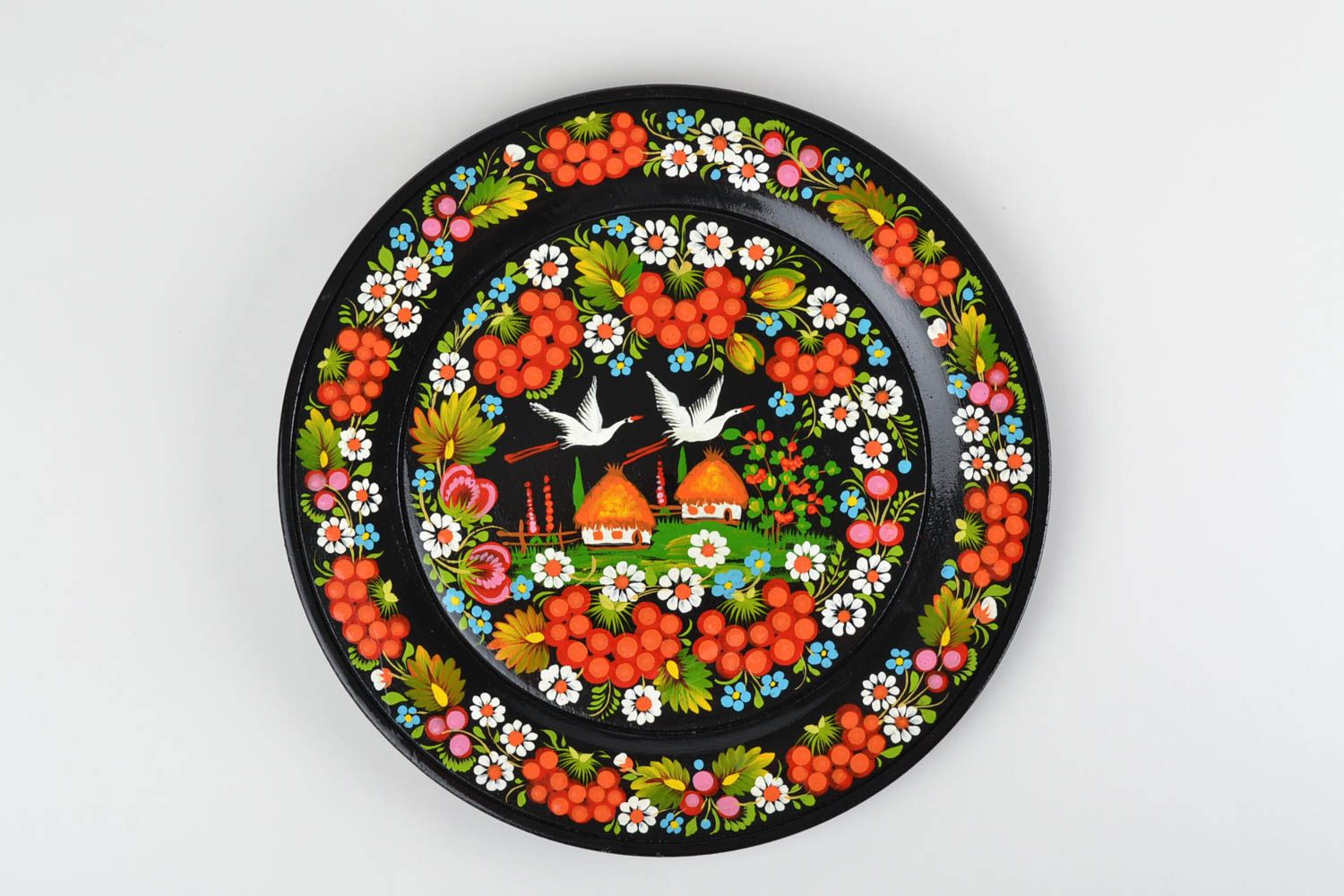 Большая деревянная тарелка с Петриковской росписью ручной работы черная фото 3