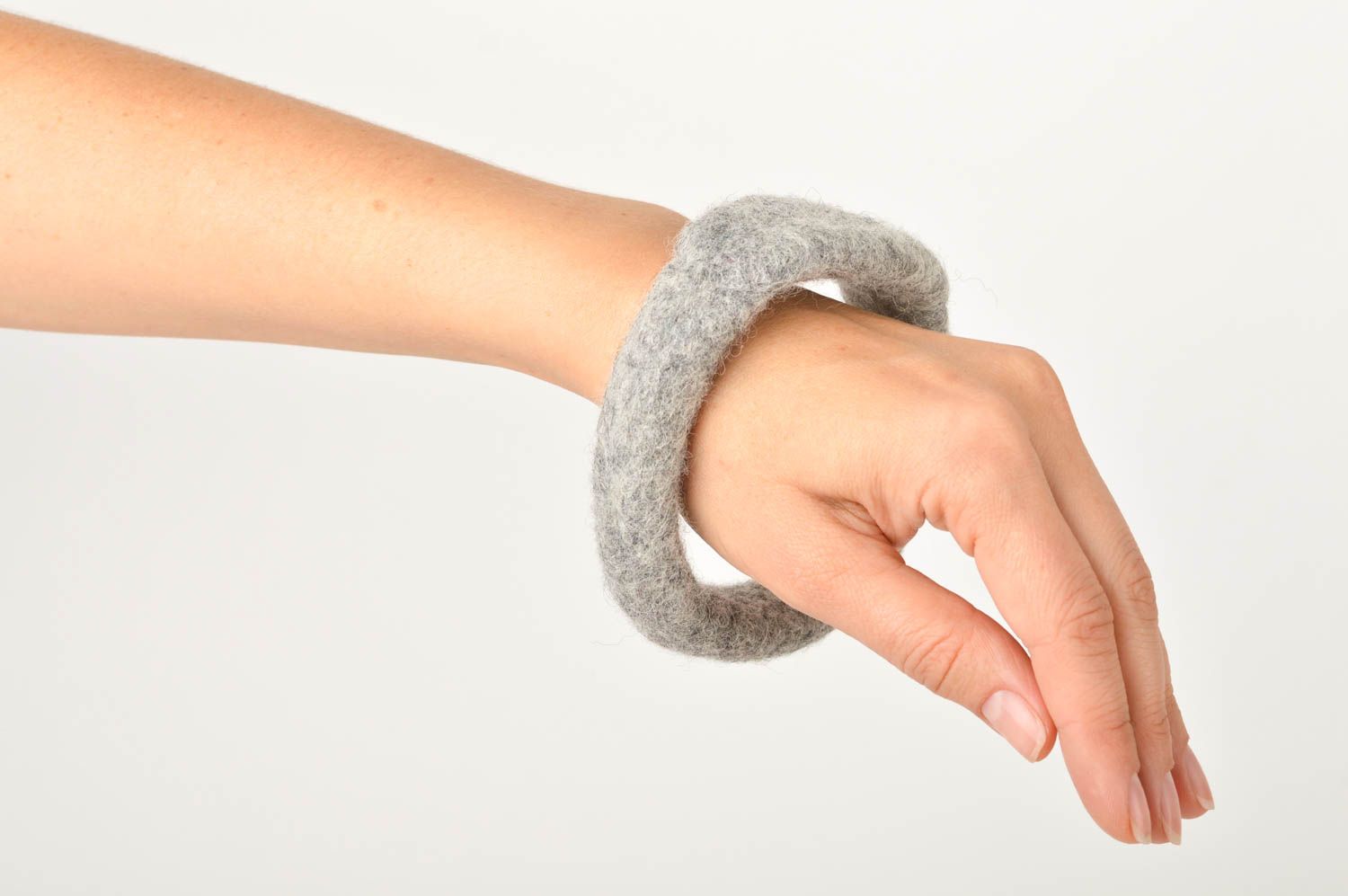 Bracelet fantaisie Bijou fait main gris en laine feutrée Accessoire femme photo 3