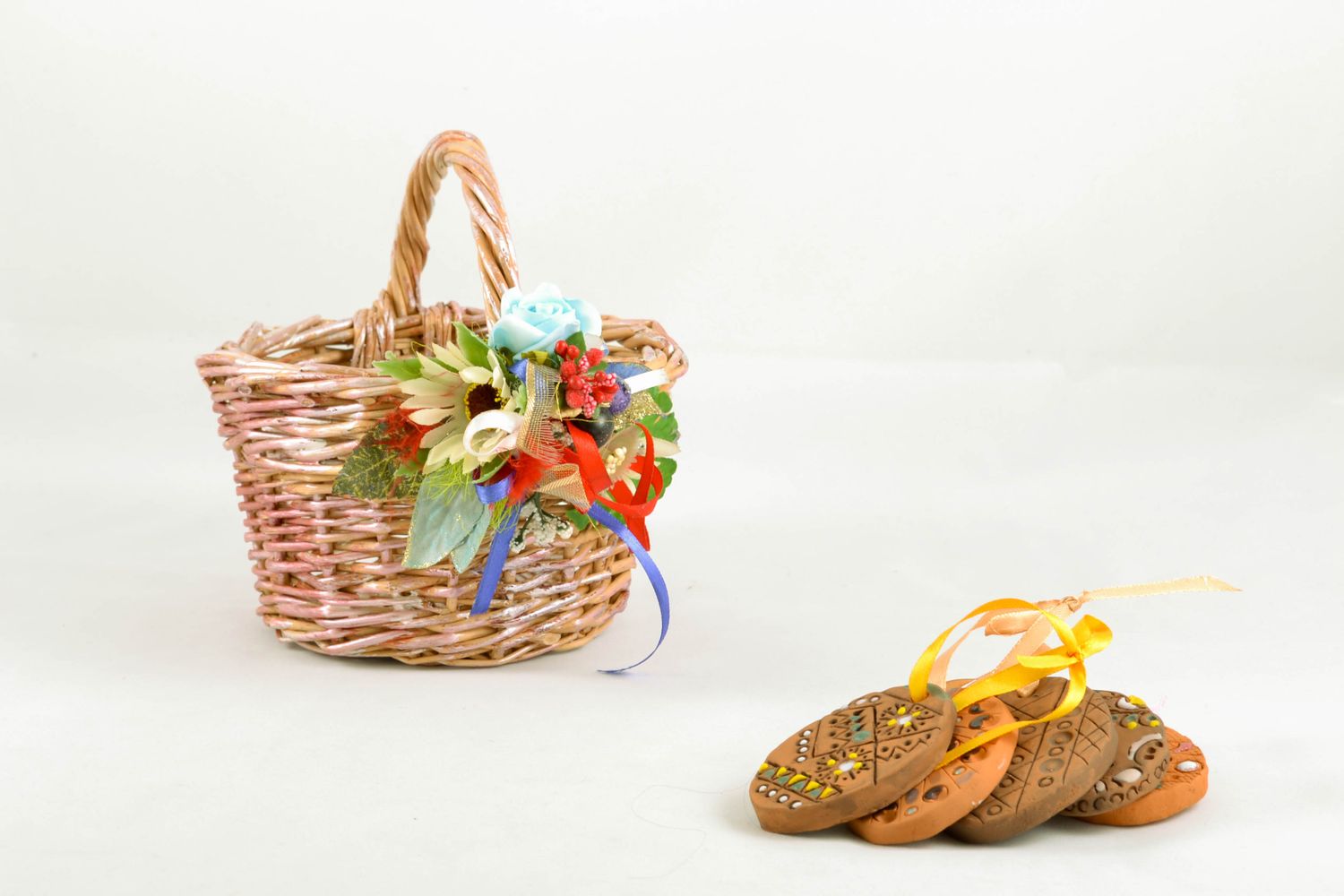 Pequeña cesta de mimbre con flores foto 1