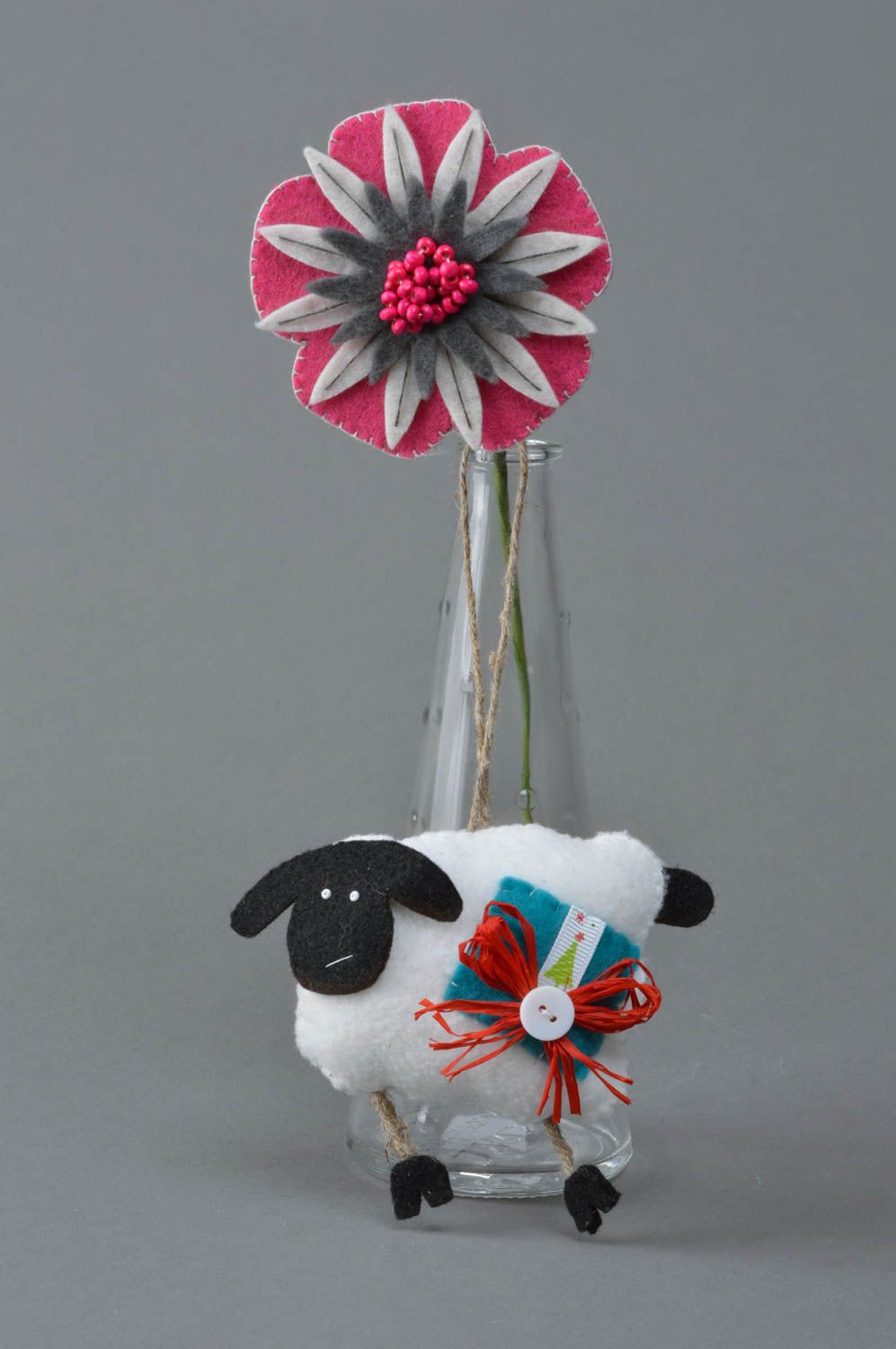 Фетровая интерьерная подвеска овечка мягкая игрушка ручной работы праздничная фото 2