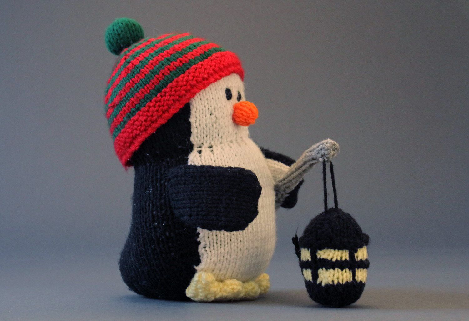 Giocattolo a maglia fatto a mano pupazzo morbido pinguino piccolo a uncinetto foto 3