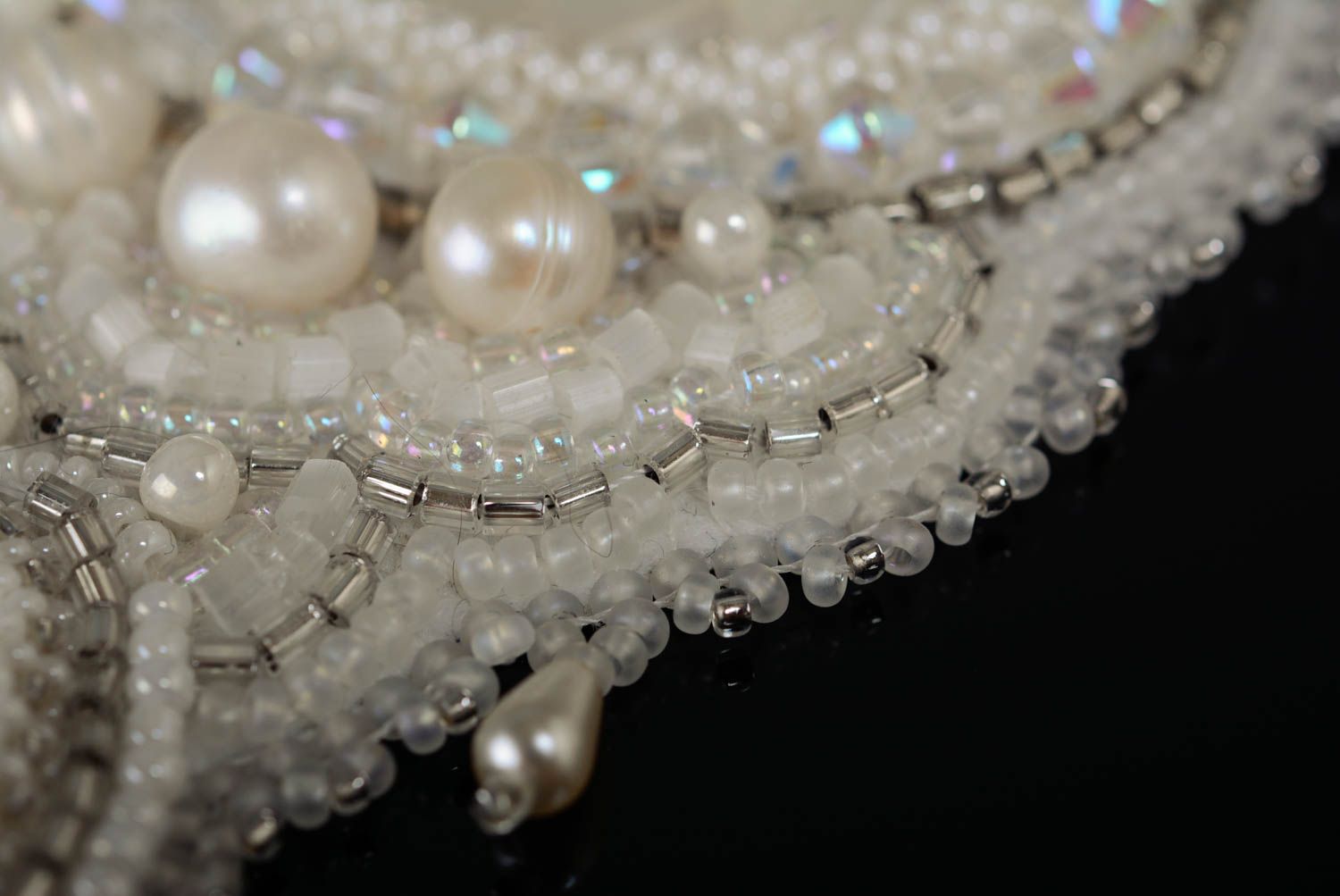 Handmade necklace made of beads and pearls elegant beautiful delicate white jewelry photo 3
