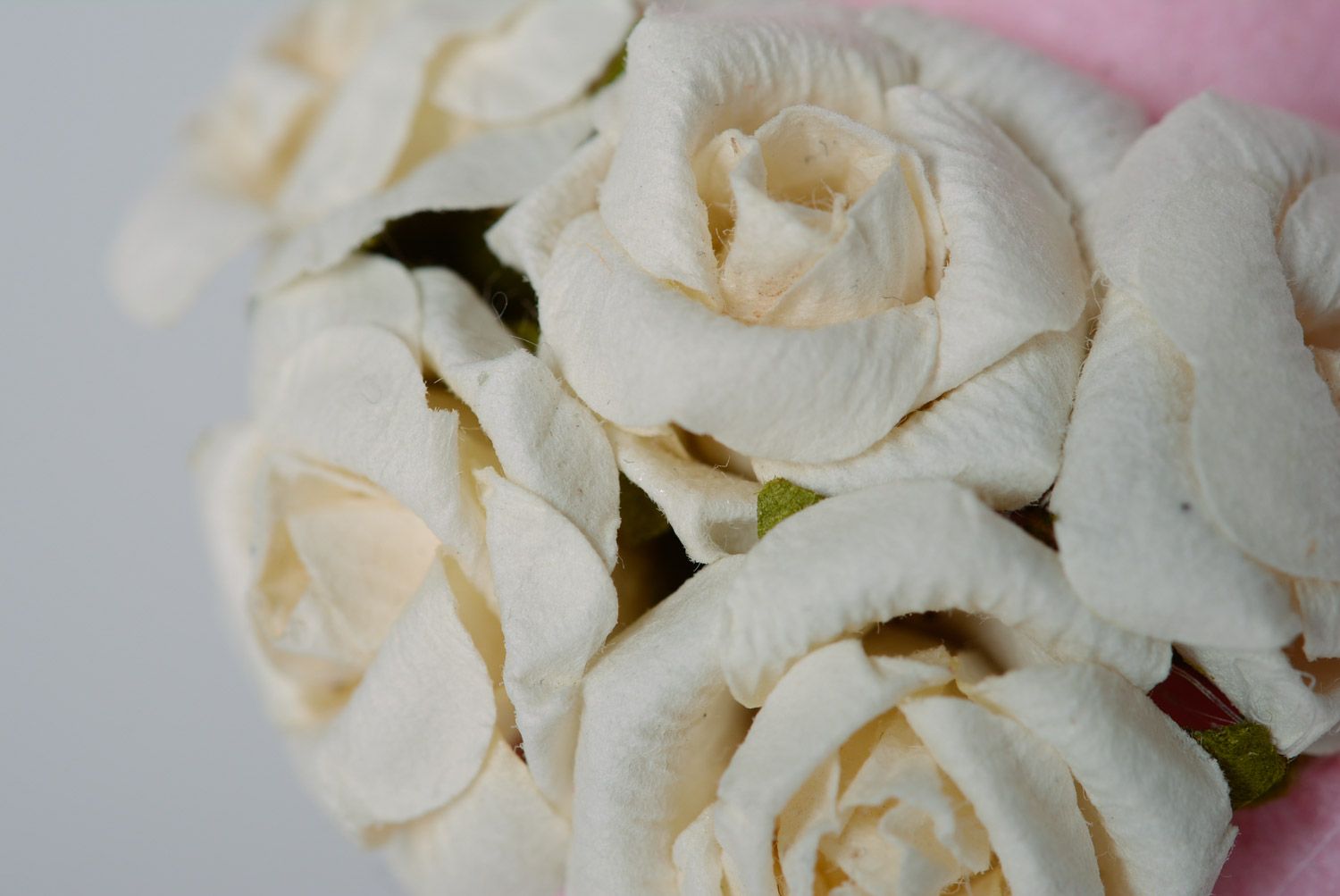 Petite peluche en feutre rose lapin avec roses blanches faite main amusante photo 5