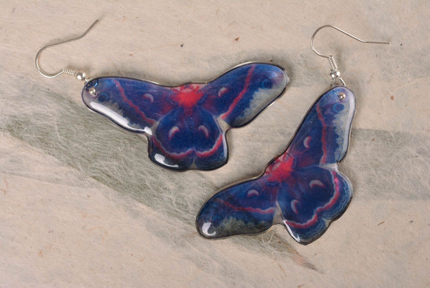 Boucles d'oreilles artisanales petits papillons faites main en résine époxyde photo 1