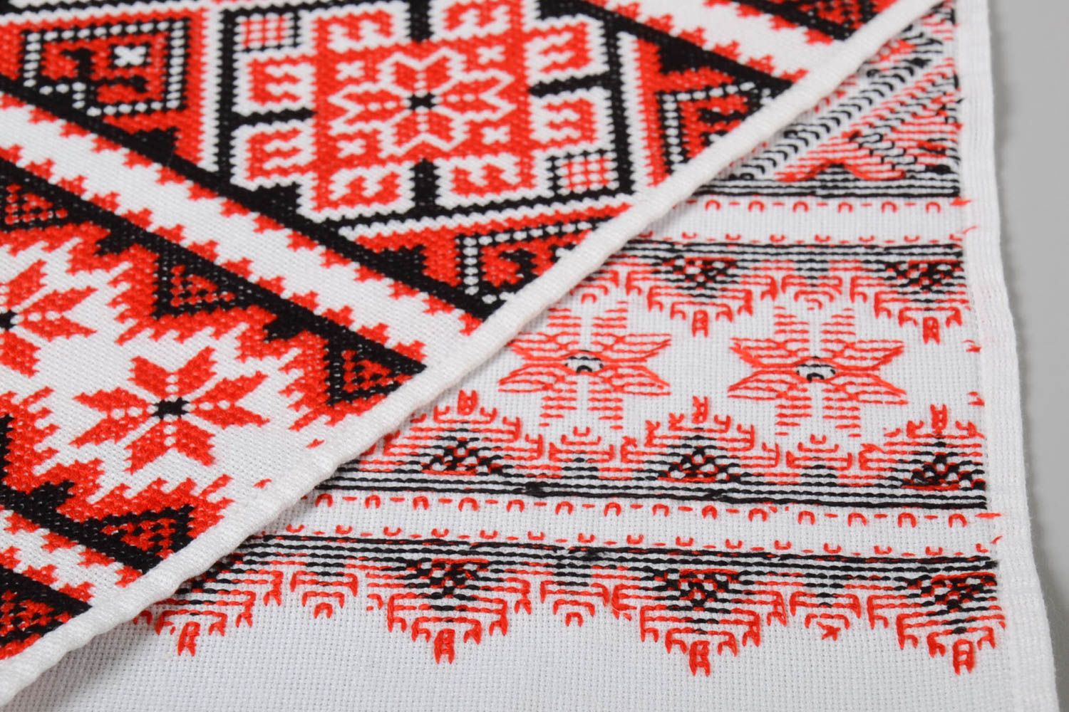Handmade Handtuch bestickt Home Textil originelles Geschenk in Schwarz und Rot  foto 3