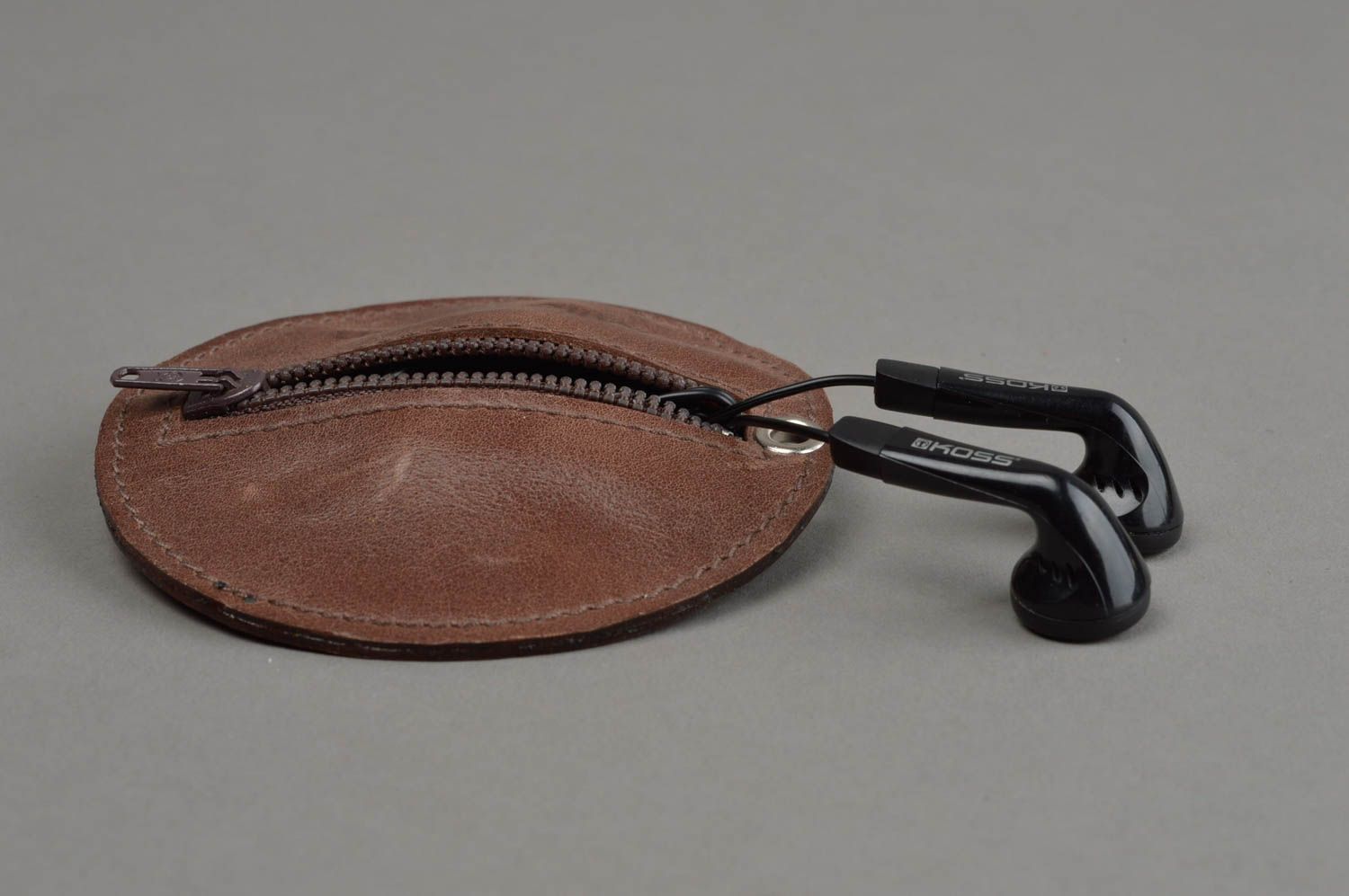 Accessoire rond porte-écouteurs en cuir naturel marron fait main design cadeau photo 10