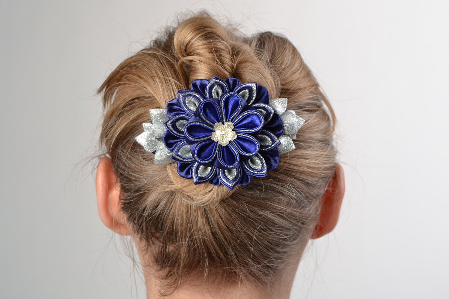 Blume Haarklemme aus Atlas und Brokat Bändern Kanzashi Technik  foto 1