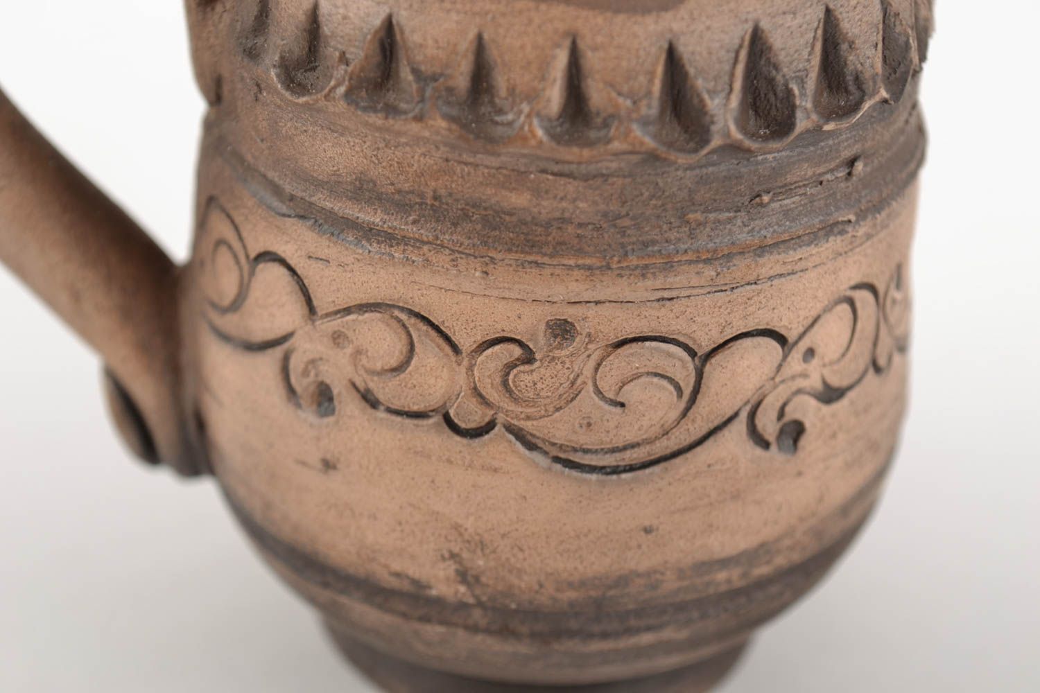 Jolie tasse originale 15 cl faite main avec ornements marron en argile blanche photo 4