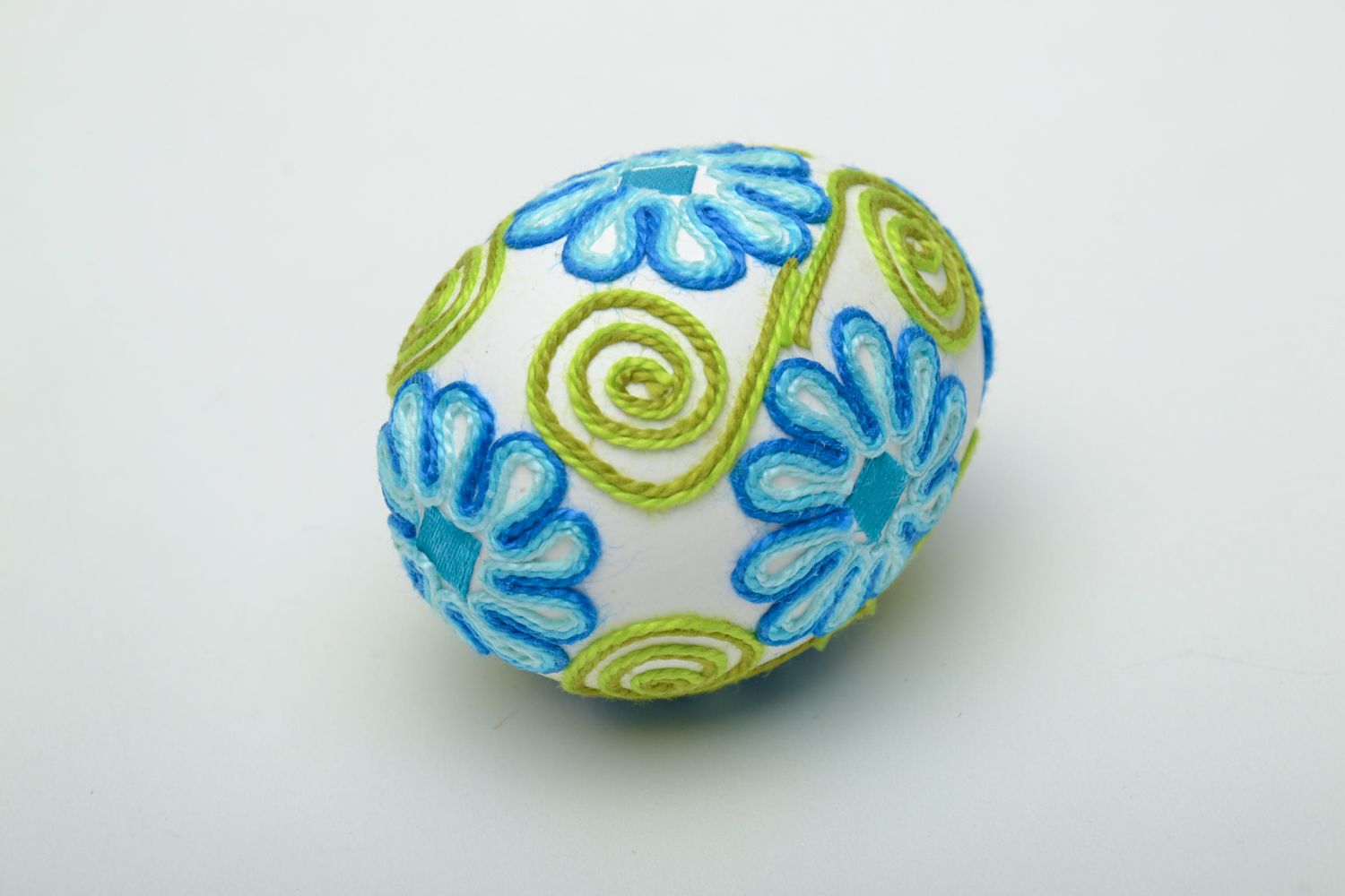 Beautiful Easter egg decorated with threads photo 3