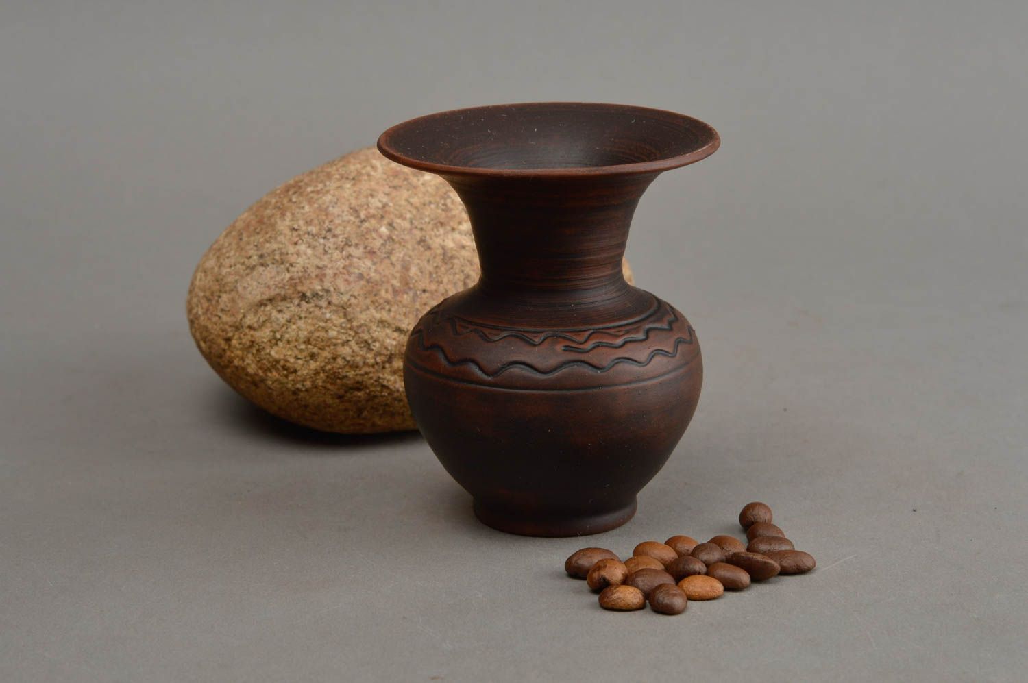 Маленькая глиняная ваза ручной работы для декора дома с узором красивая фото 1