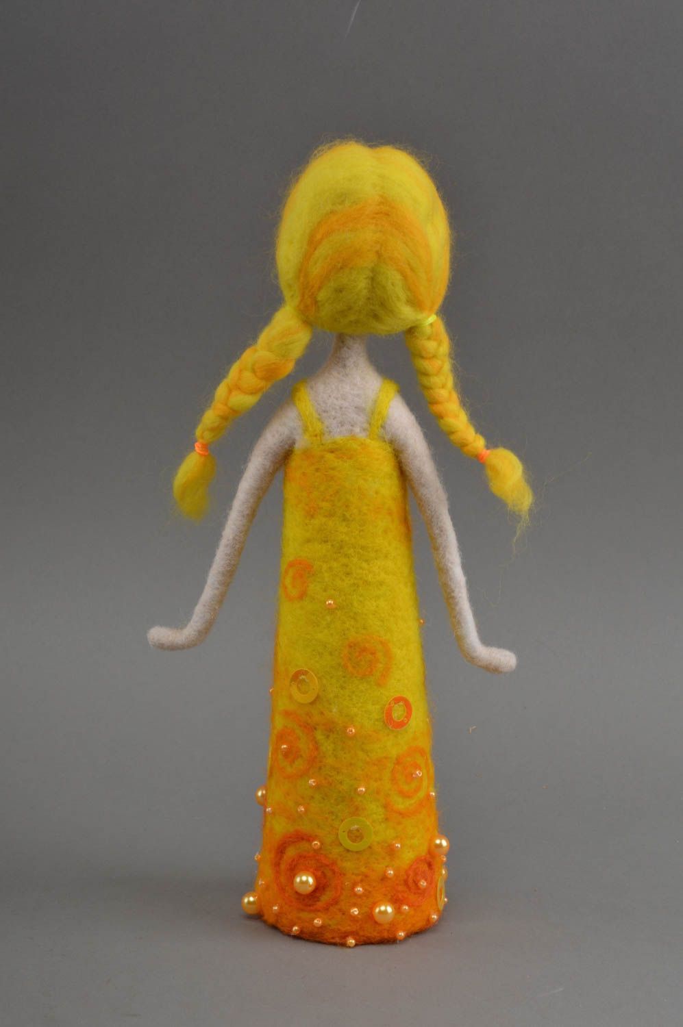 Gelbe künstlerische Puppe aus Wolle in Filztechnik für Interieur handgeschaffen foto 3