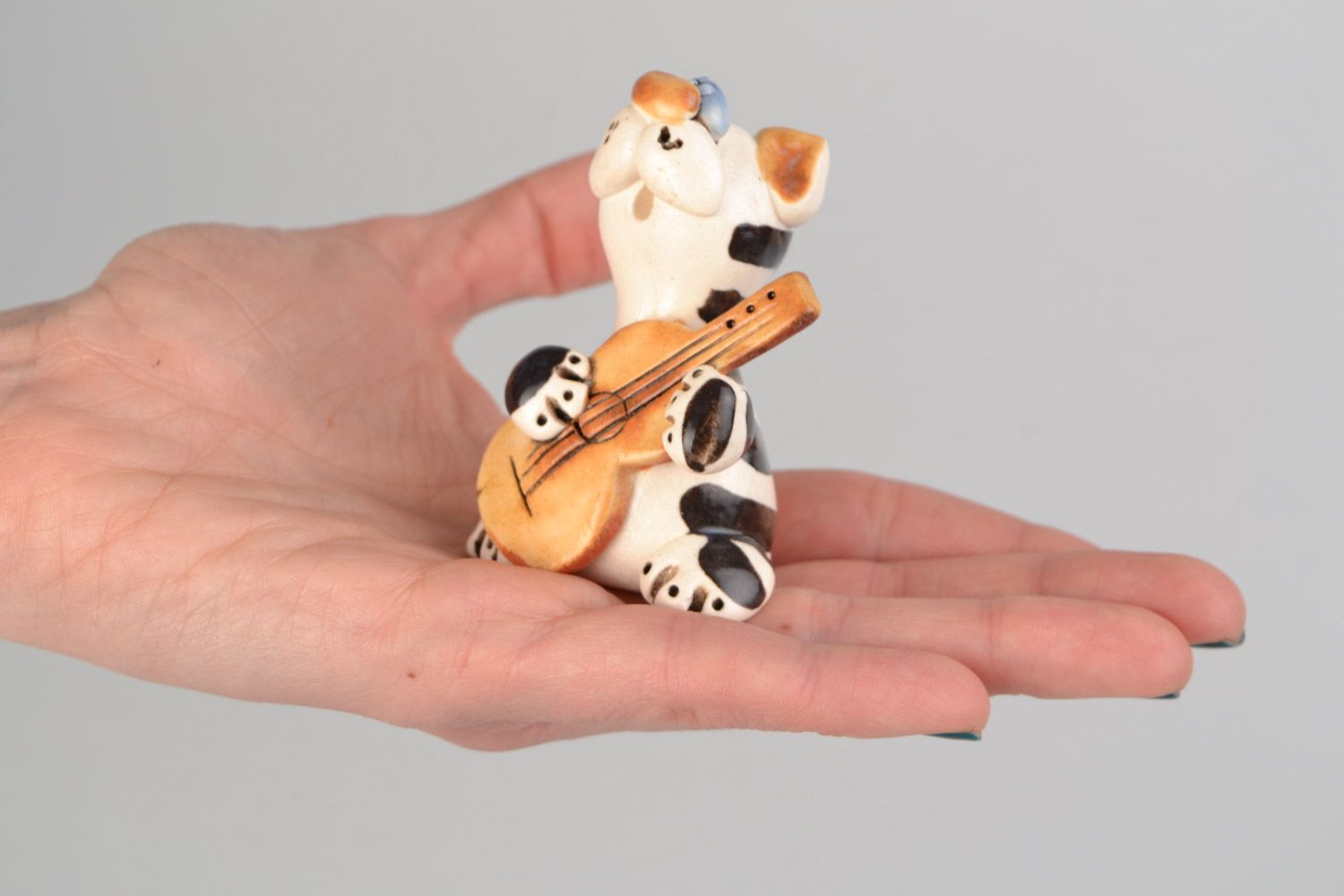 Handmade miniature ceramic figurine of cat playing guitar painted with glaze photo 2