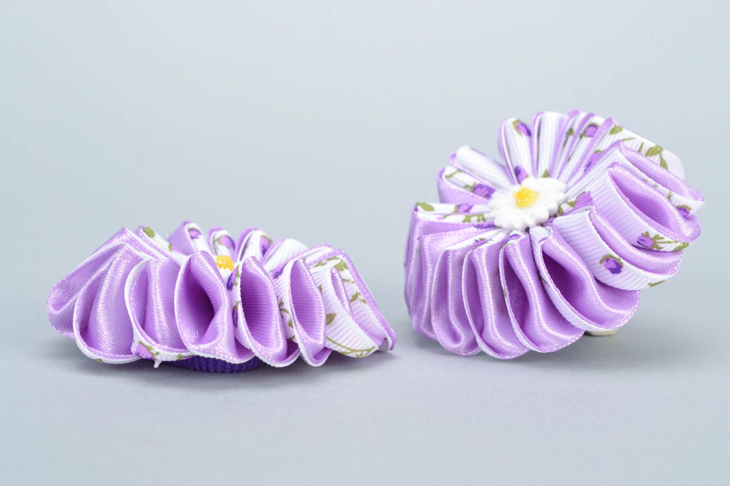 Große schöne Haargummis mit Blumen aus Atlas Set 2 Stück für Damen handmade  foto 5