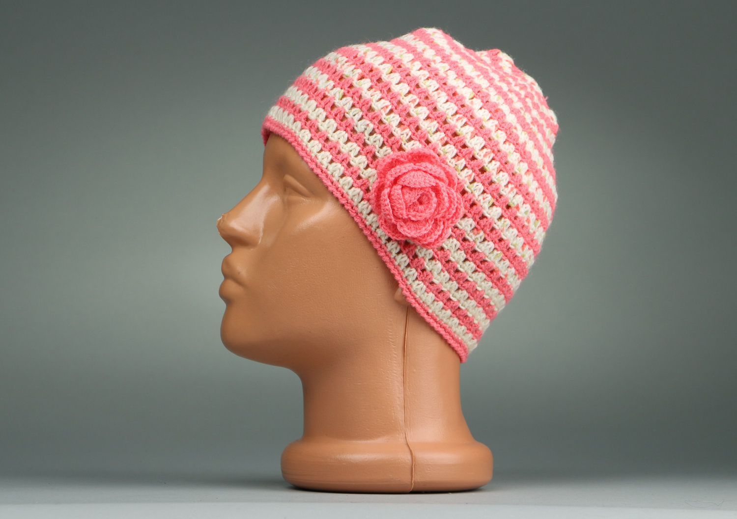 Bonnet tricoté au crochet avec fleur photo 3