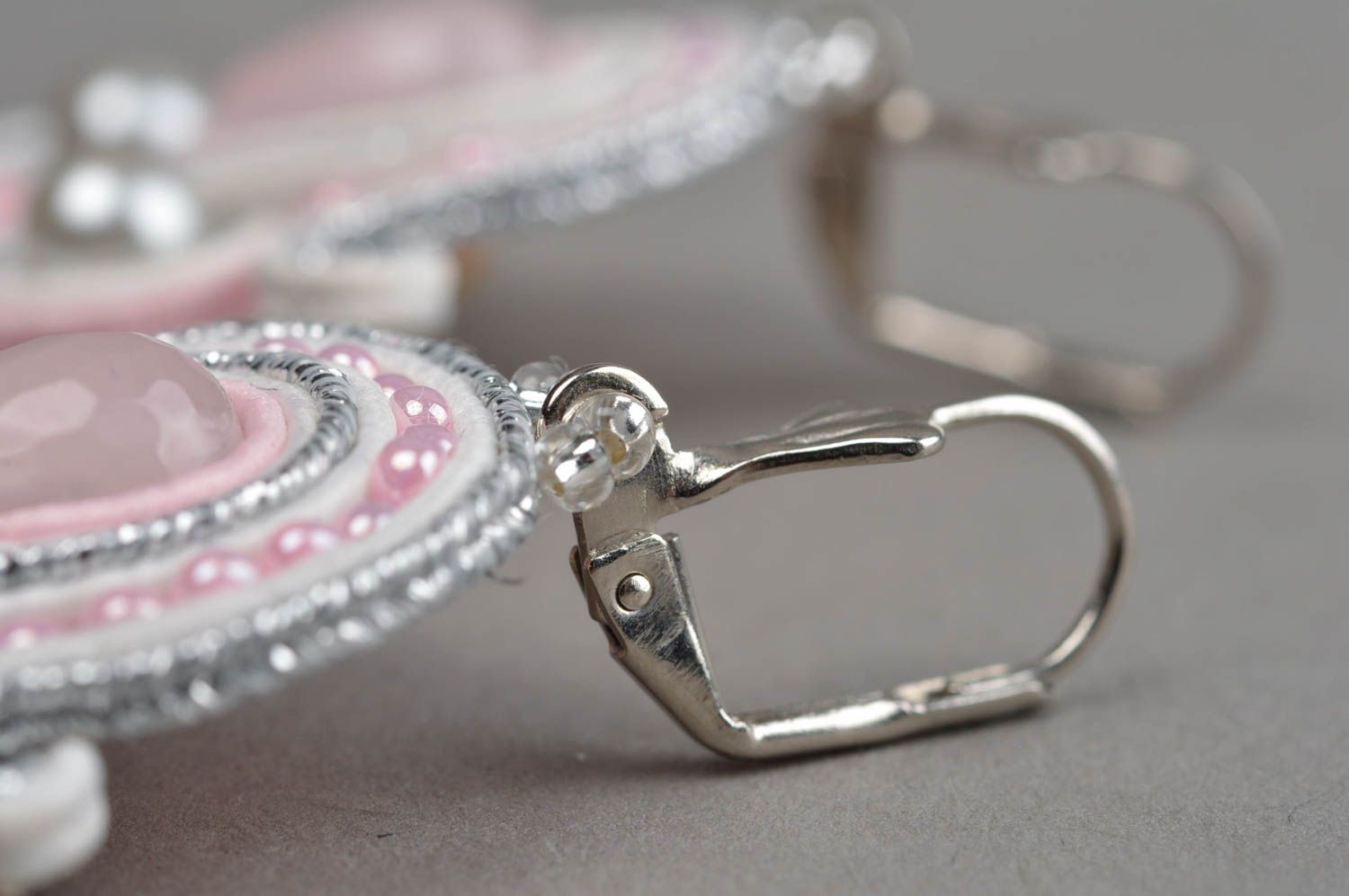 Boucles d'oreilles en soutache faites main avec strass et quartz bijou rose photo 4