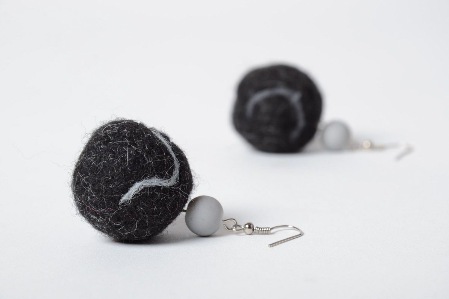 Pendientes artesanales de lana en la técnica de fieltro bolas redondas negras  foto 2