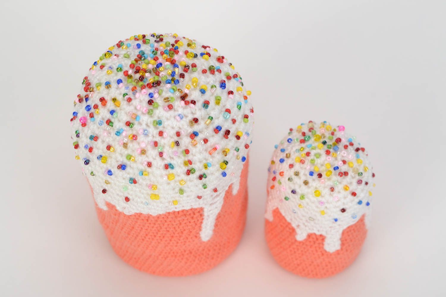 Deux jouets mous tricotés Gâteaux couleur brique avec perles rocaille faits main photo 5
