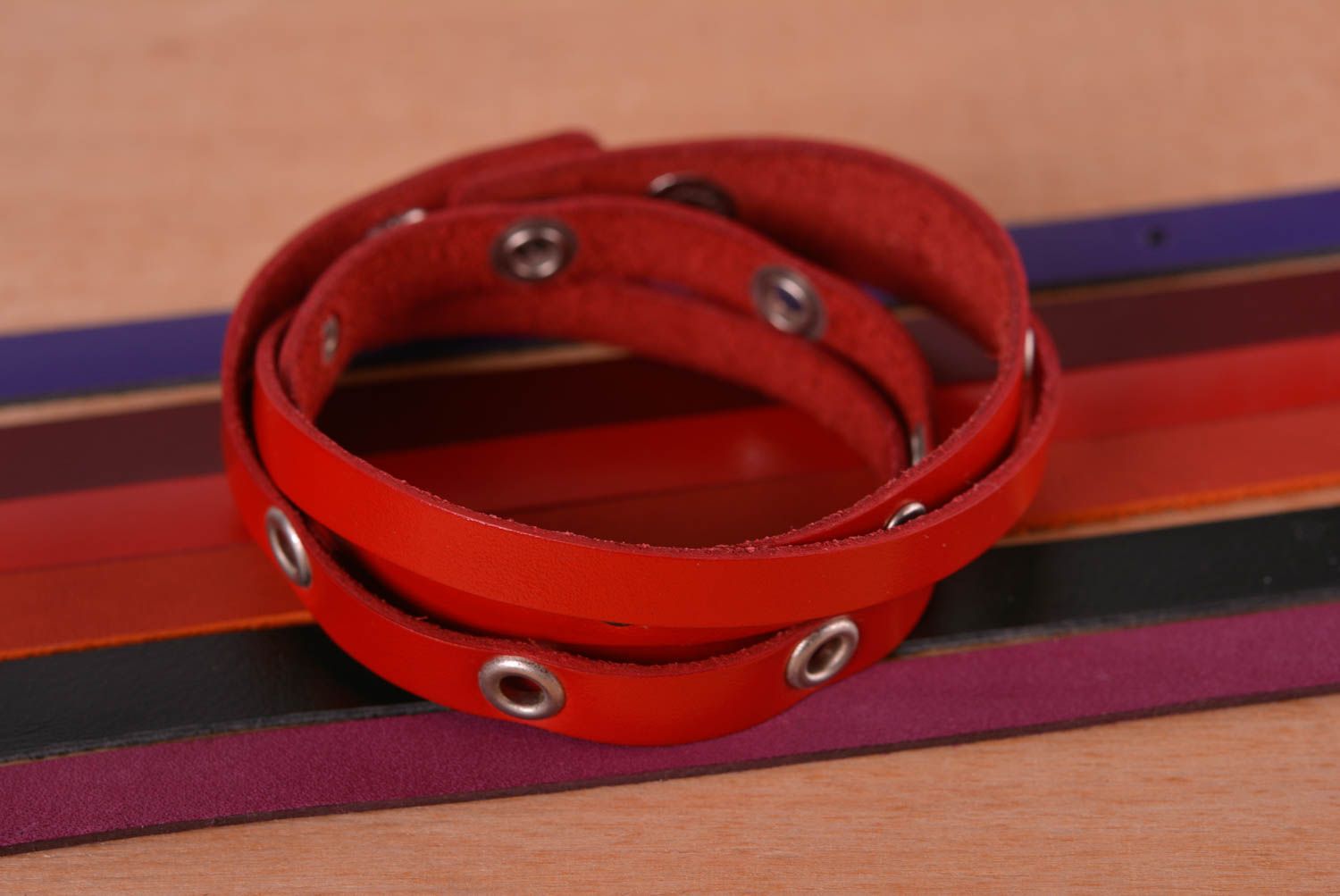 Pulsera de cuero hecha a mano regalo original brazalete artesanal color rojo foto 1