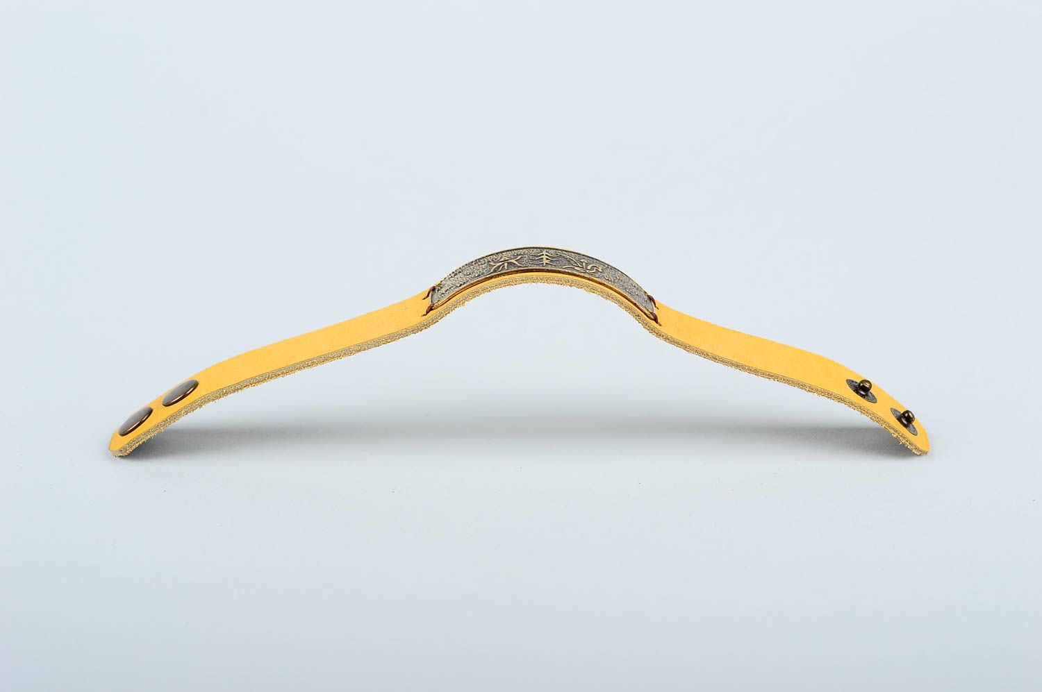 Кожаный браслет ручной работы желтый браслет на руку украшение из кожи фото 2