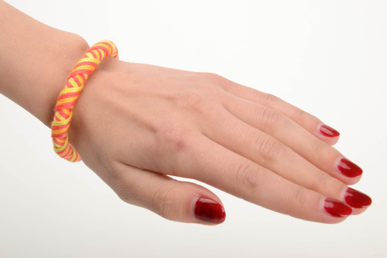Плетеный браслет из американского шнурка паракорда хэнд мэйд оранжево-желтый фото 5