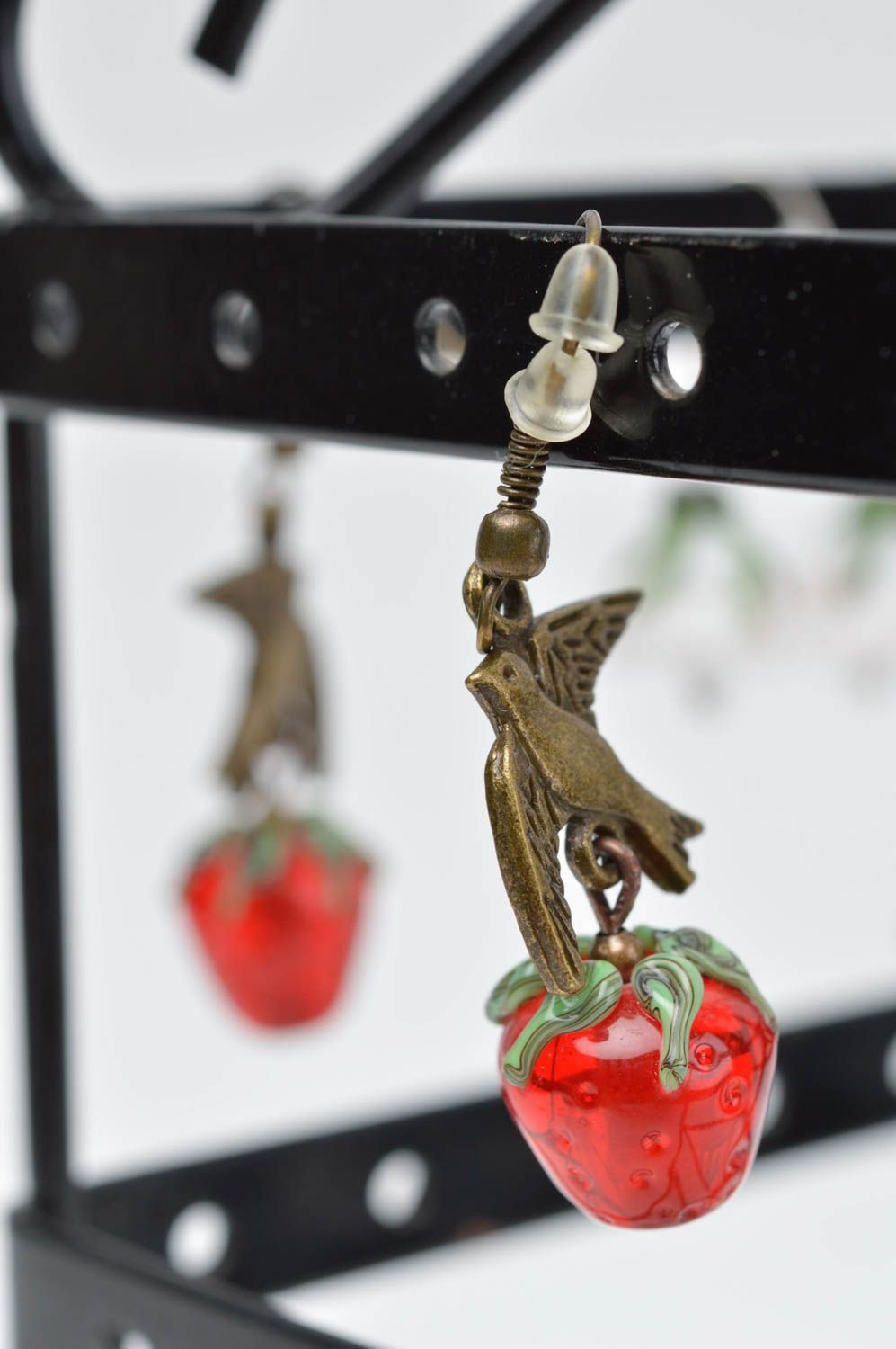 Handgemachte Glas Ohrringe Damen Schmuck Accessoire für Frauen Vögel mit Beeren  foto 1