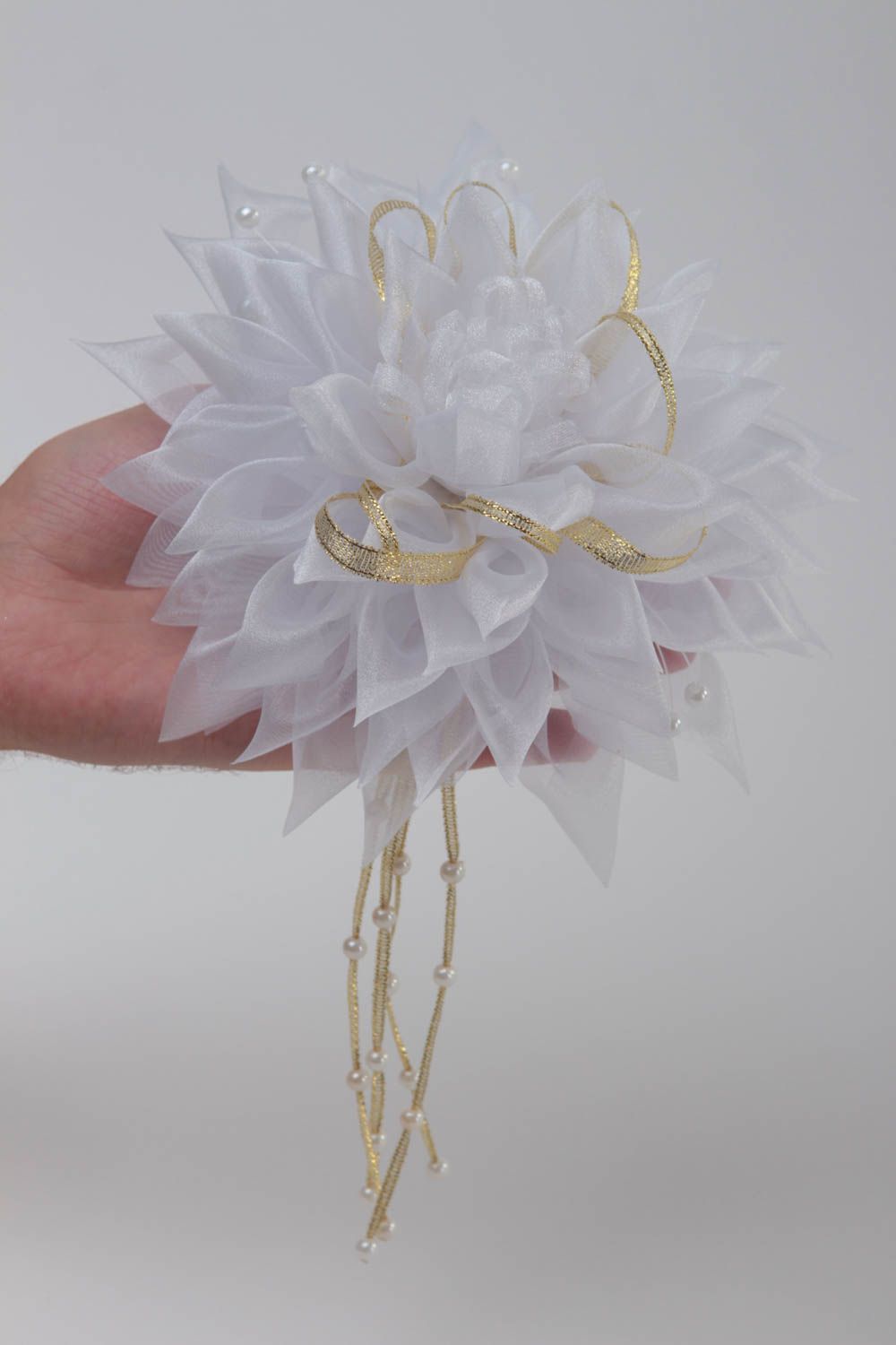 Детская резинка для волос с цветком ручной работы красивая большая белая фото 5