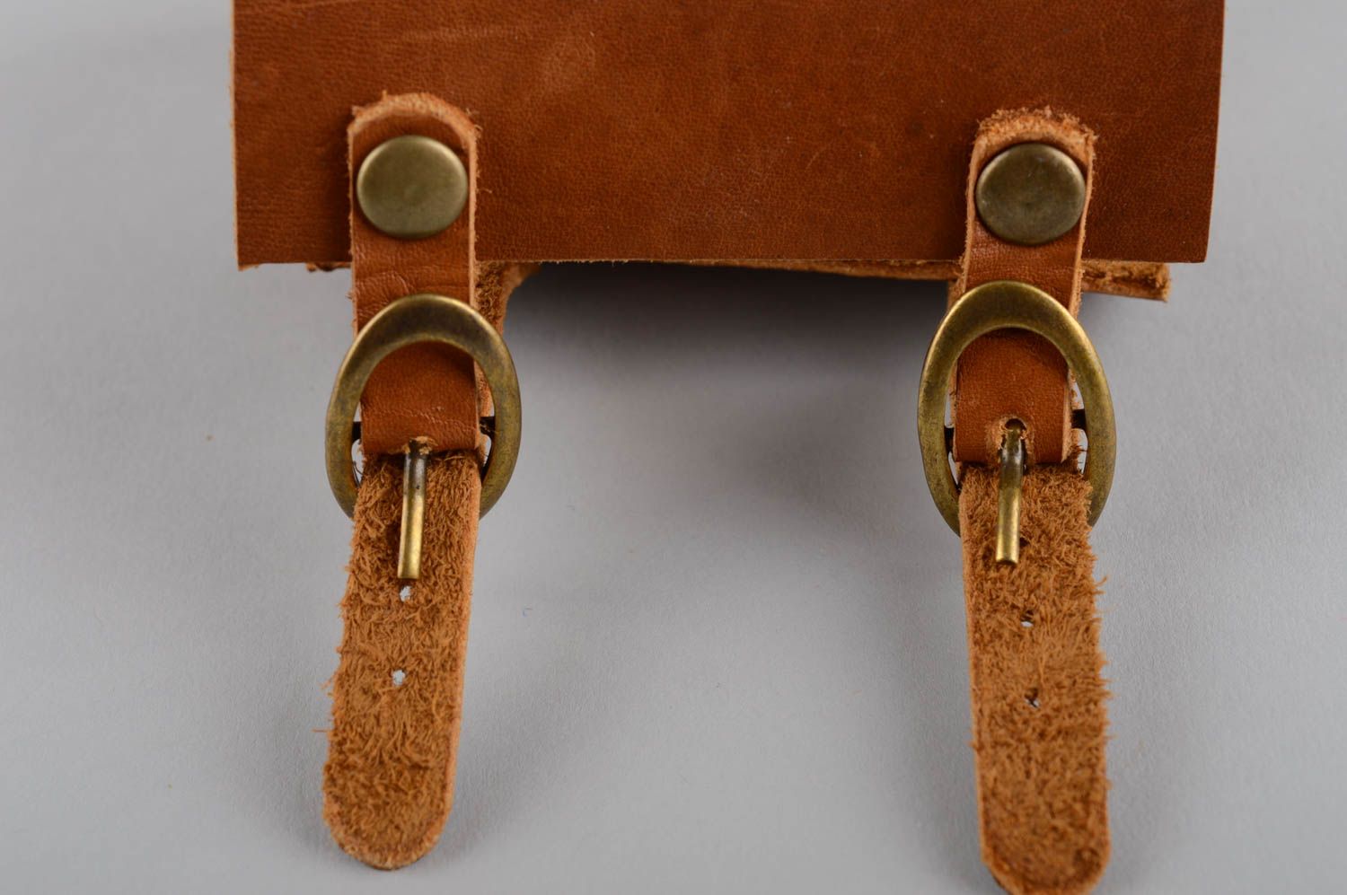 Широкий коричневый кожаный браслет с заклепками авторский красивый ручной работы фото 3