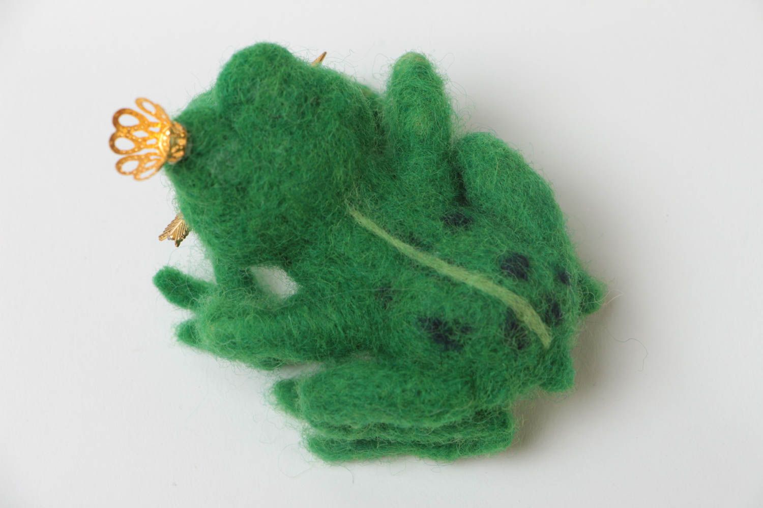 Статуэтка из шерсти в технике сухого валяния в виде маленькой зеленой лягушки фото 3