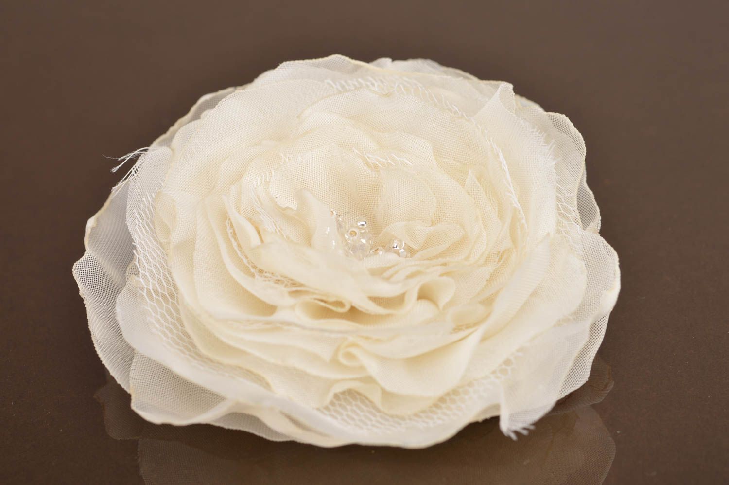 Заколка для волос с цветком из фатина ручной работы детская Белая роза фото 2