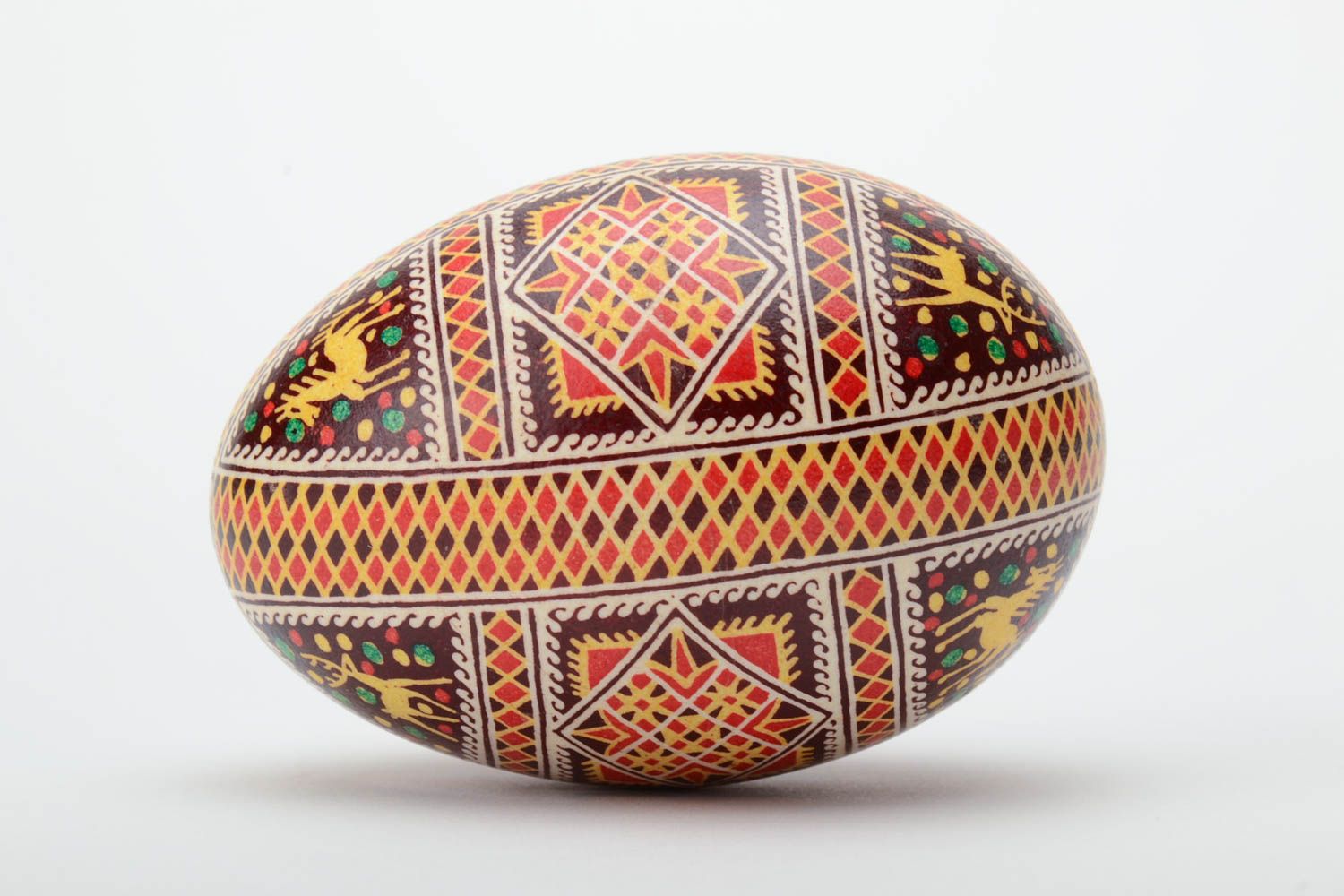 Huevo de ganso de Pascua artesanal con ornamento geométrico pintado con cera foto 3
